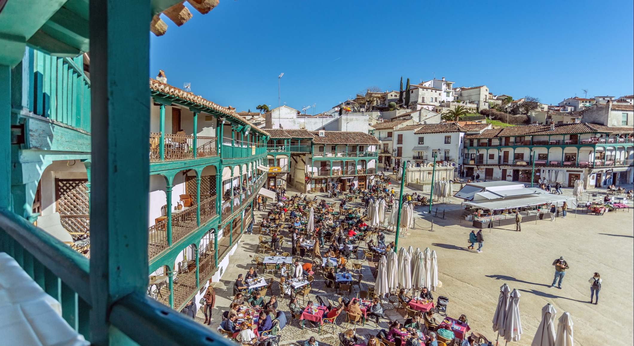 Gente en las terrazas de los restaurantes de la plaza de Chinchón (Madrid). Foto: iStock