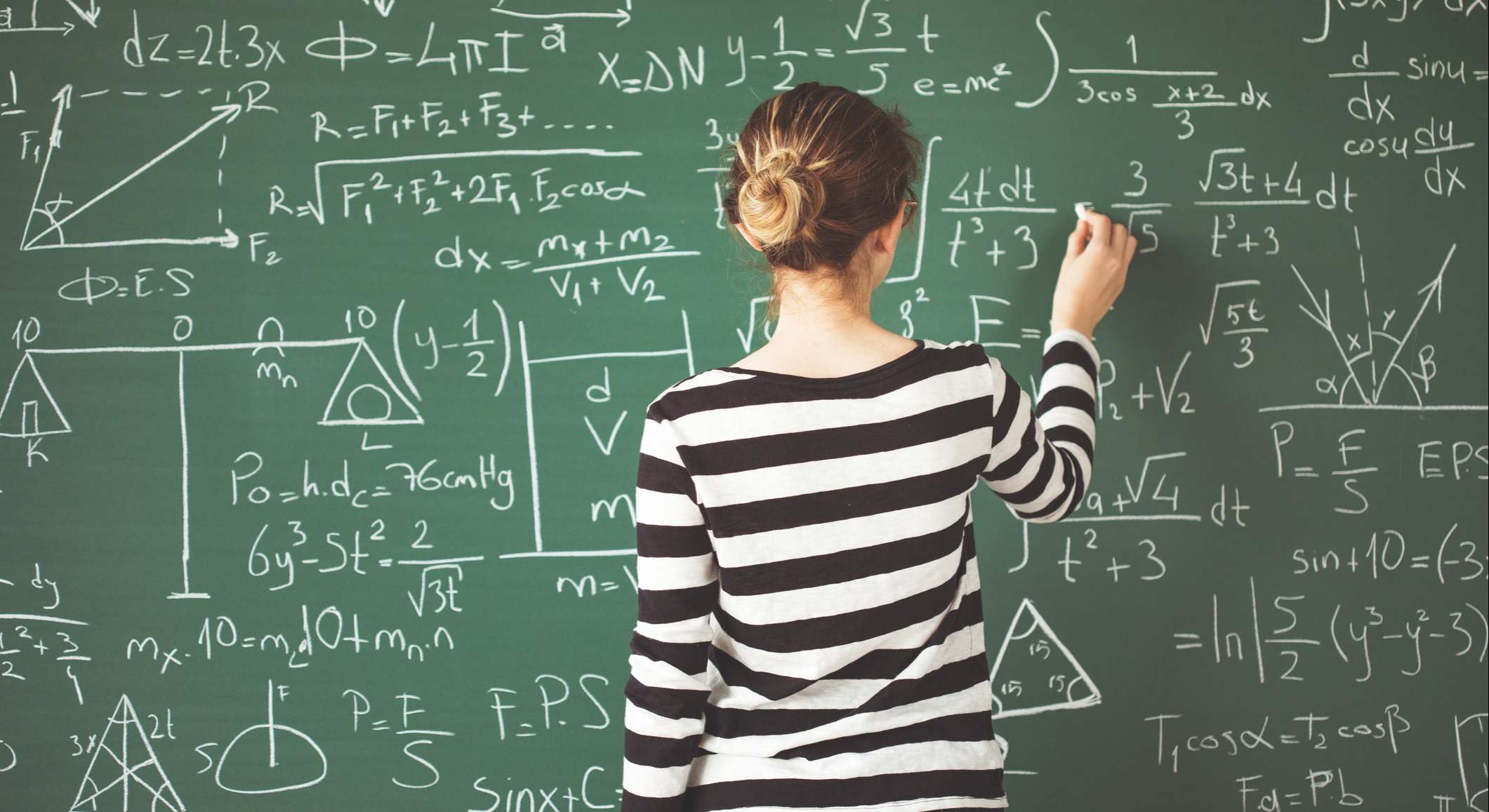 Alumna en una pizarra realizando un cálculo matemático. Foto: iStock