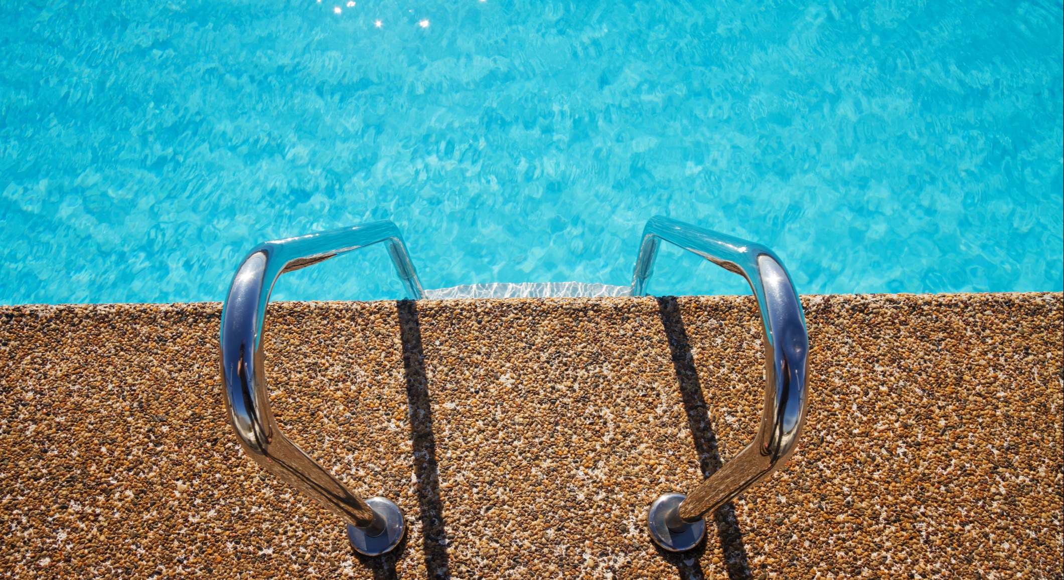 Escaleras de piscina. Foto: iStock
