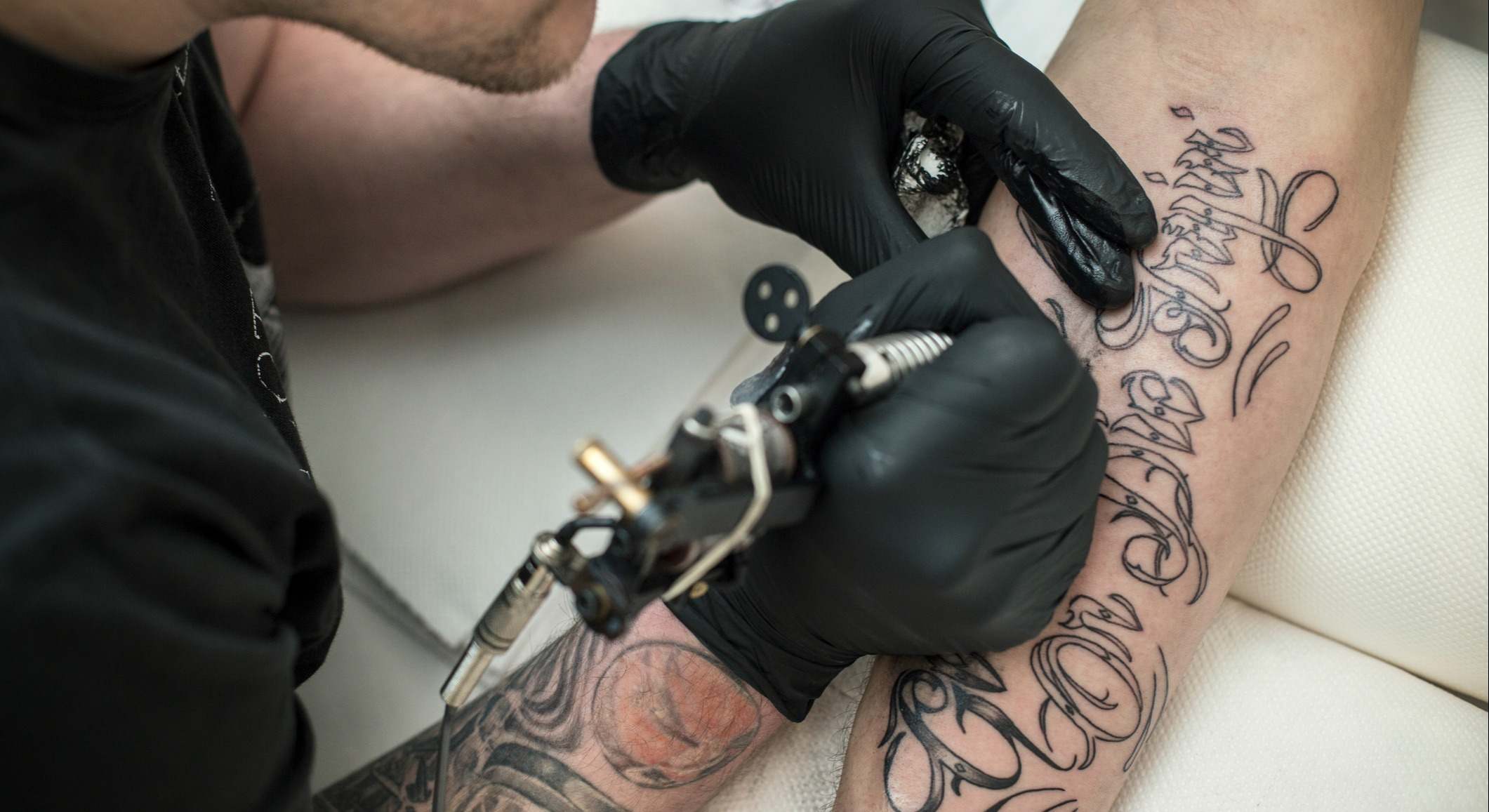 Persona haciendo un tatuaje