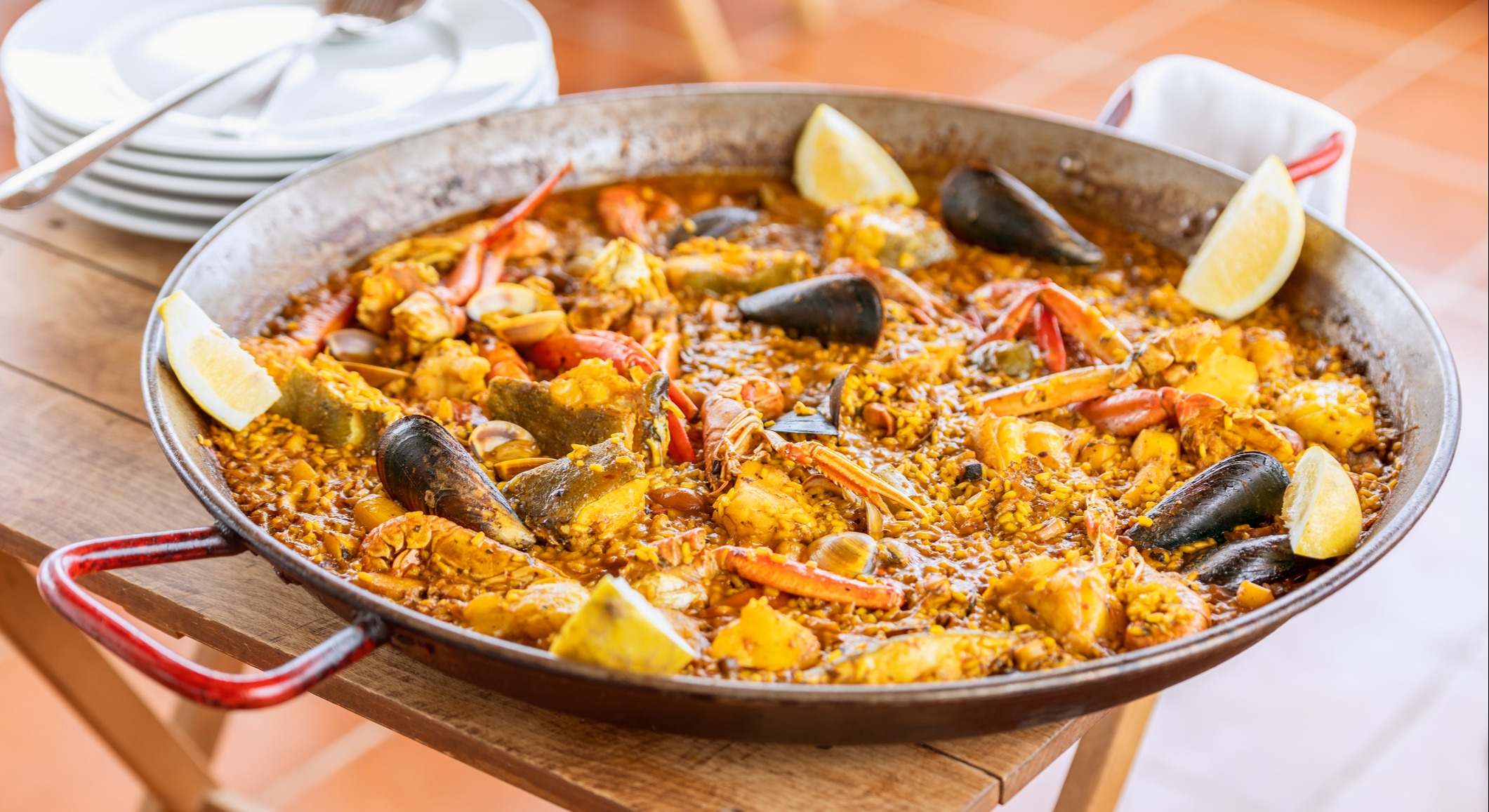 Paella tradicional española de marisco en la sartén con mejillones, langostinos y pescado