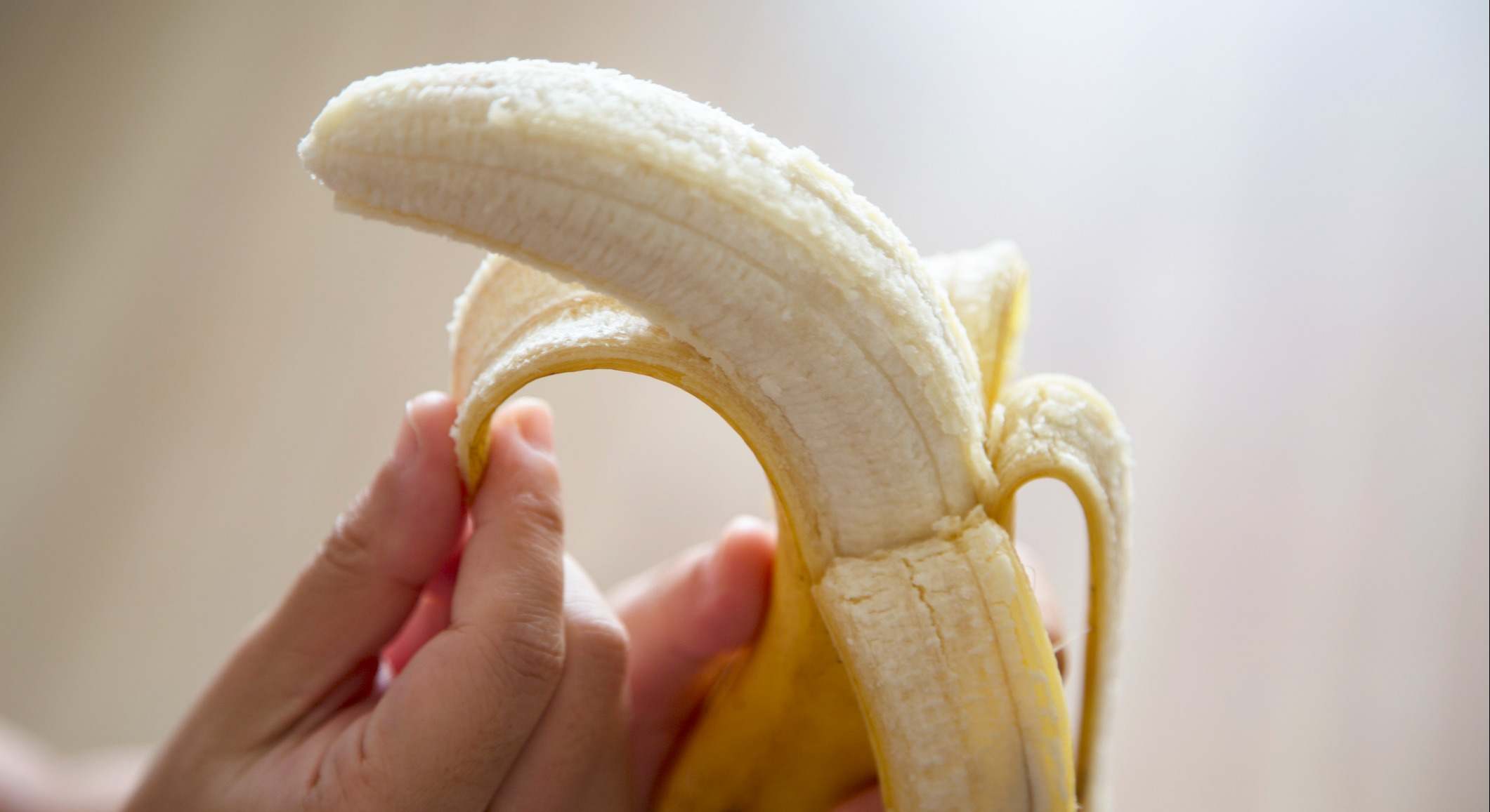Persona pelando un plátano
