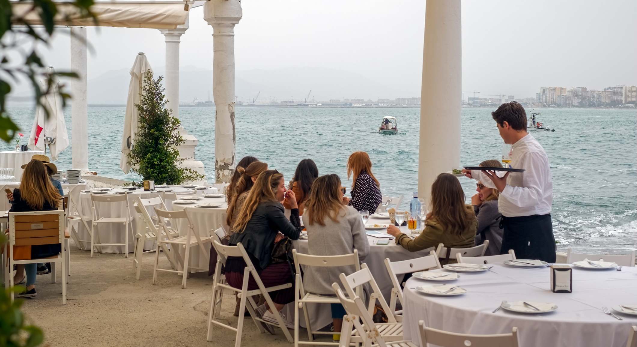 Camarero atendiendo una mesa en un chiringuito de playa. Foto: iStock