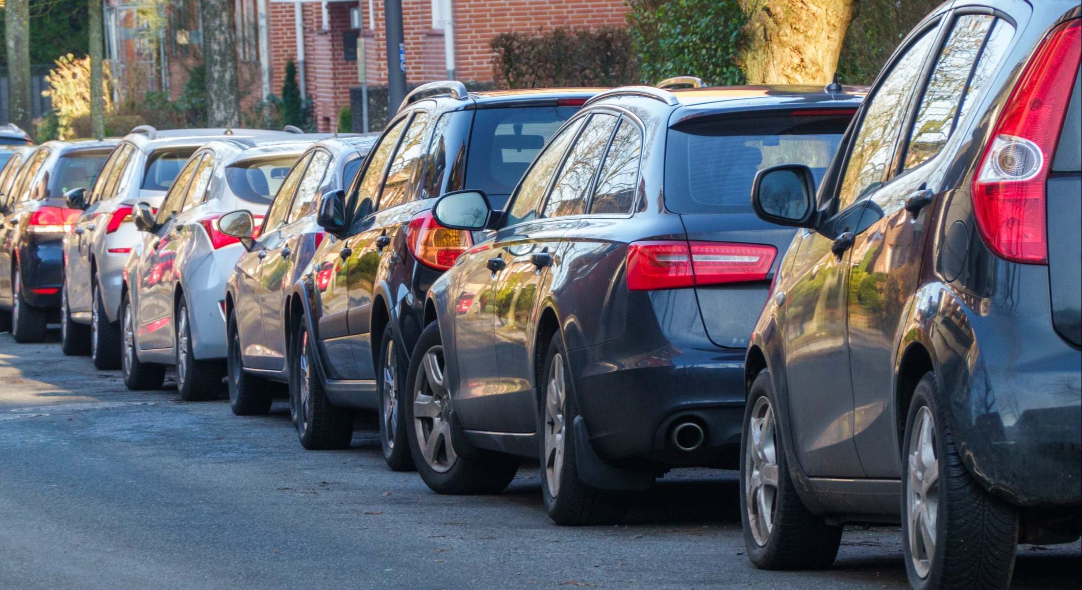 Coches aparcados en la calle