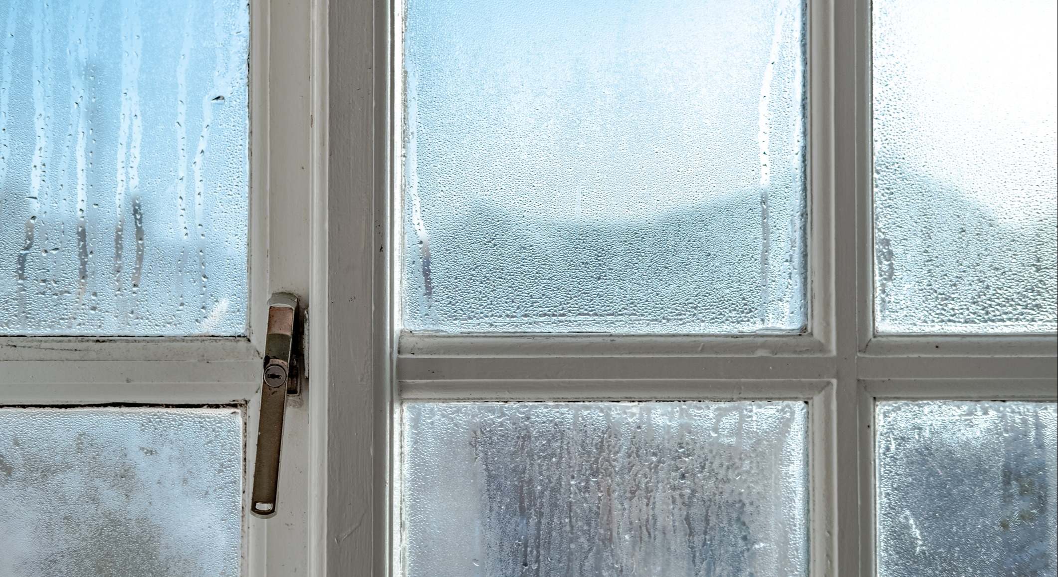 Cristales de una ventana de una casa empañados