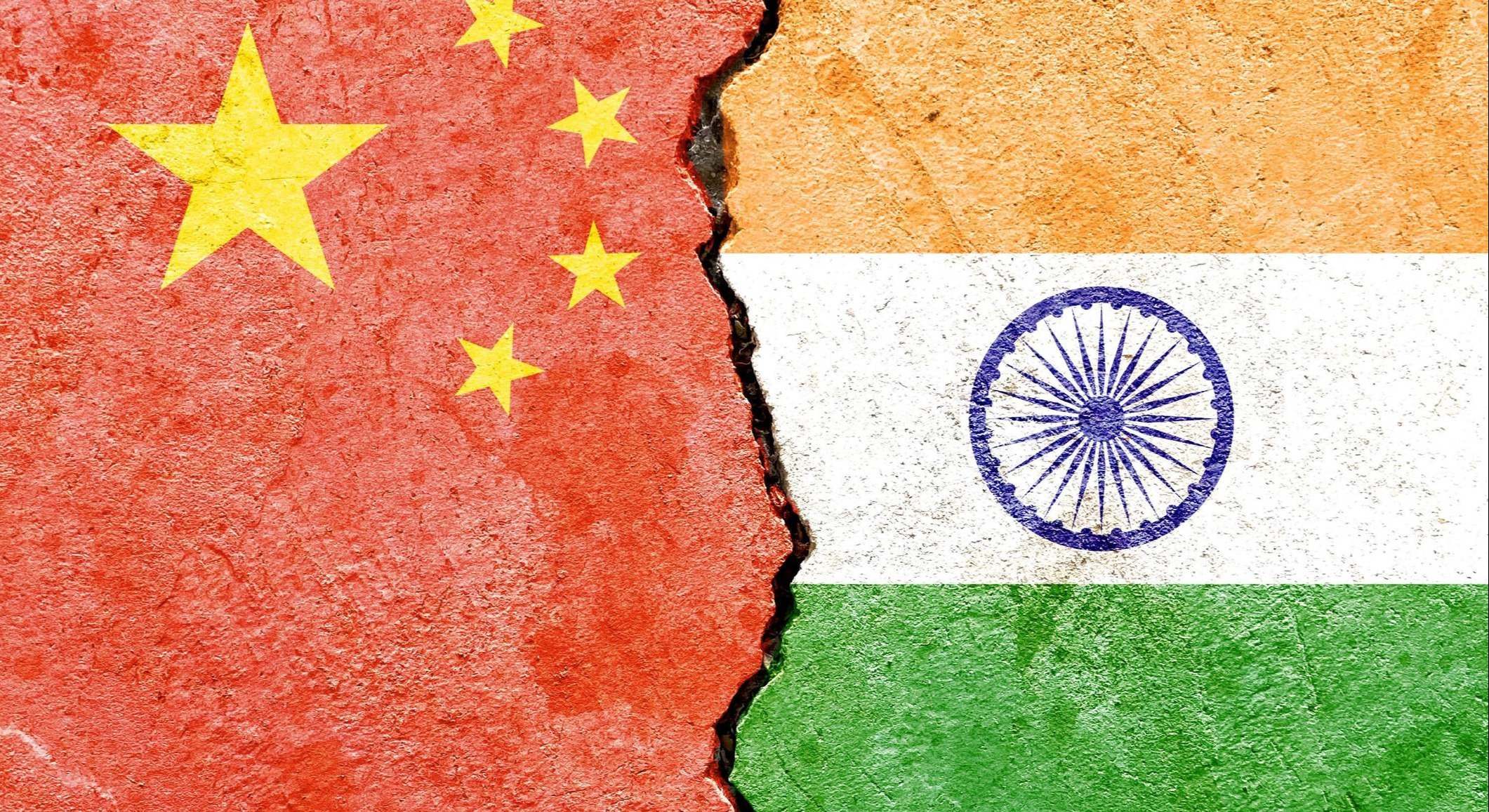 Bandera de China enfrentada a la de India