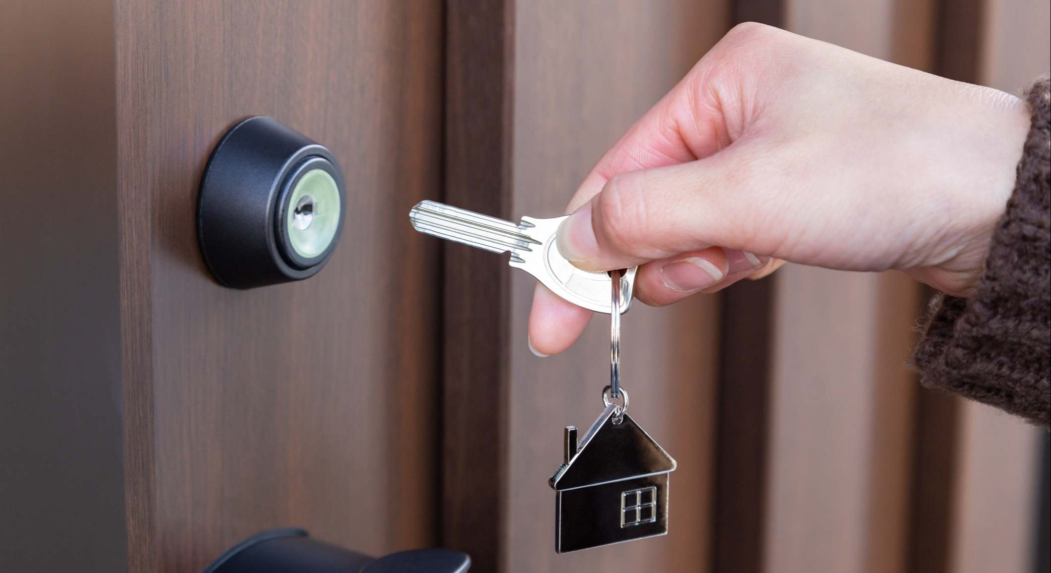 Una persona mete la llave en el cerrojo de la puerta de casa. / Foto: iStock