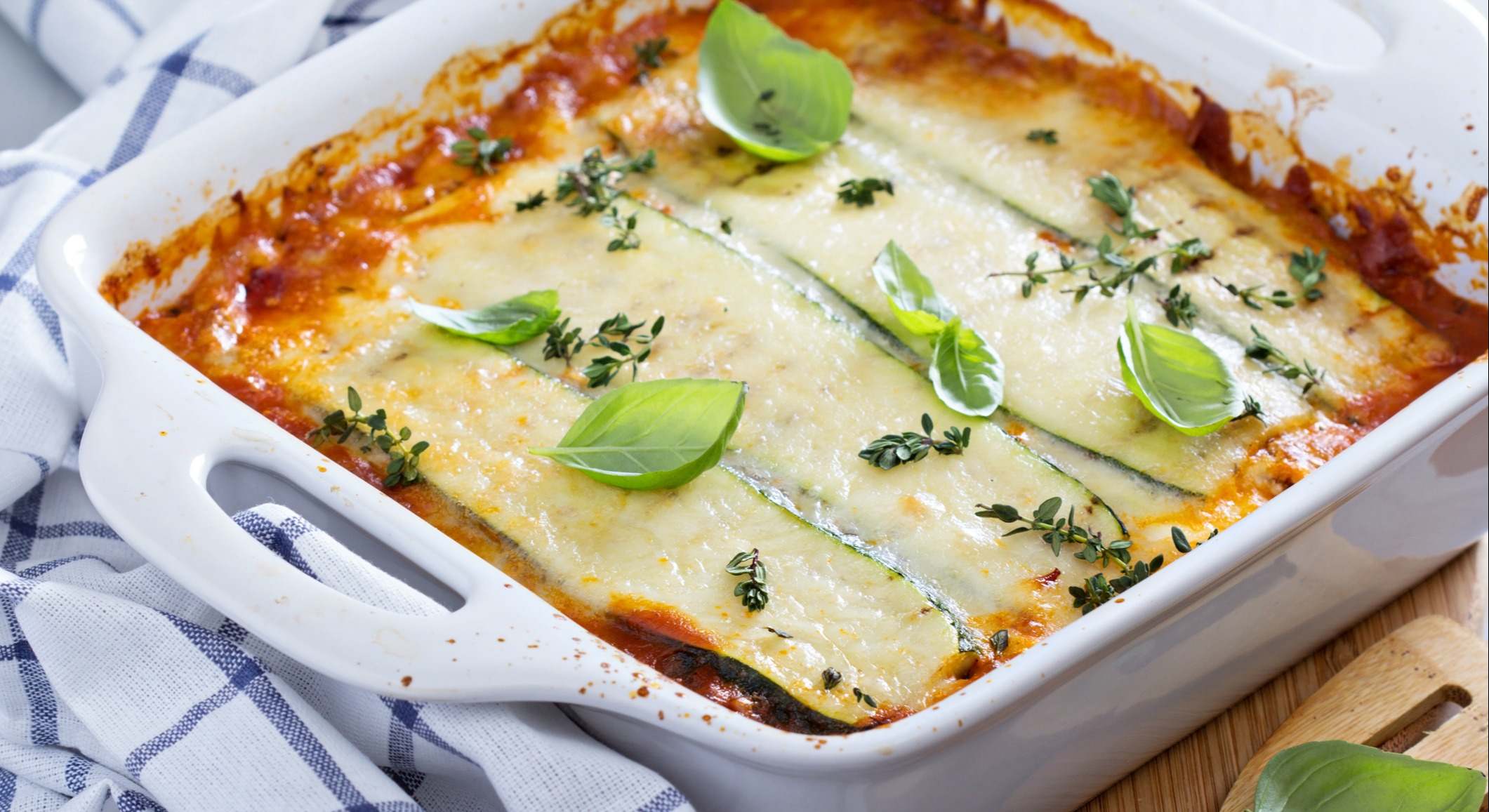 Lasaña de calabacín, la receta perfecta para el verano que se prepara en muy poco tiempo: queda perfecta al horno o a la freidora de aire