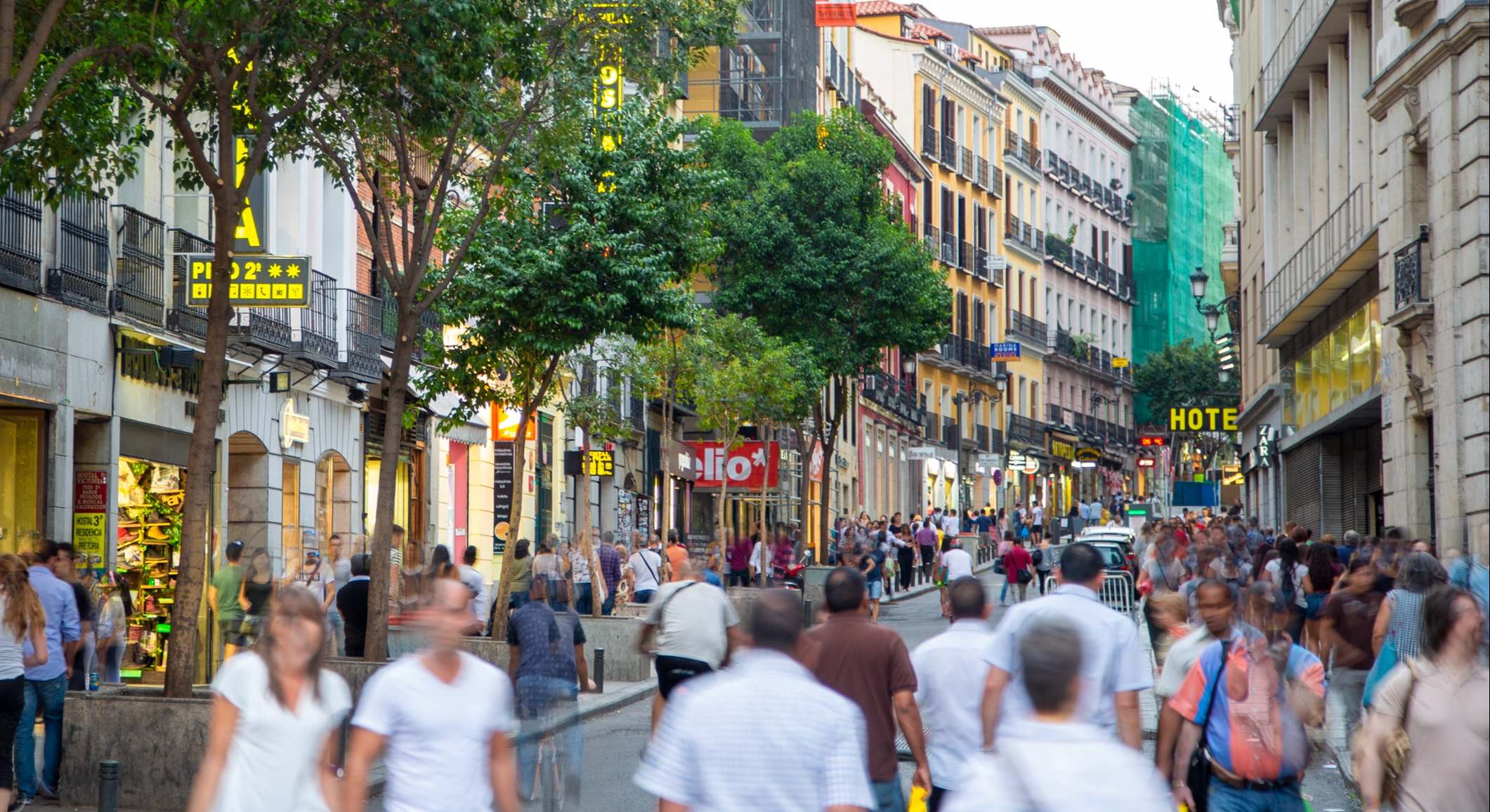 Personas pasean por una calle del centro de Madrid. / Foto: iStock