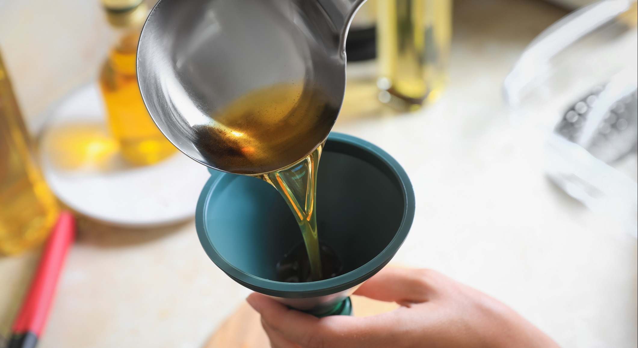 Descuentos en las gasolineras de Repsol por llevar aceite de cocina usado.