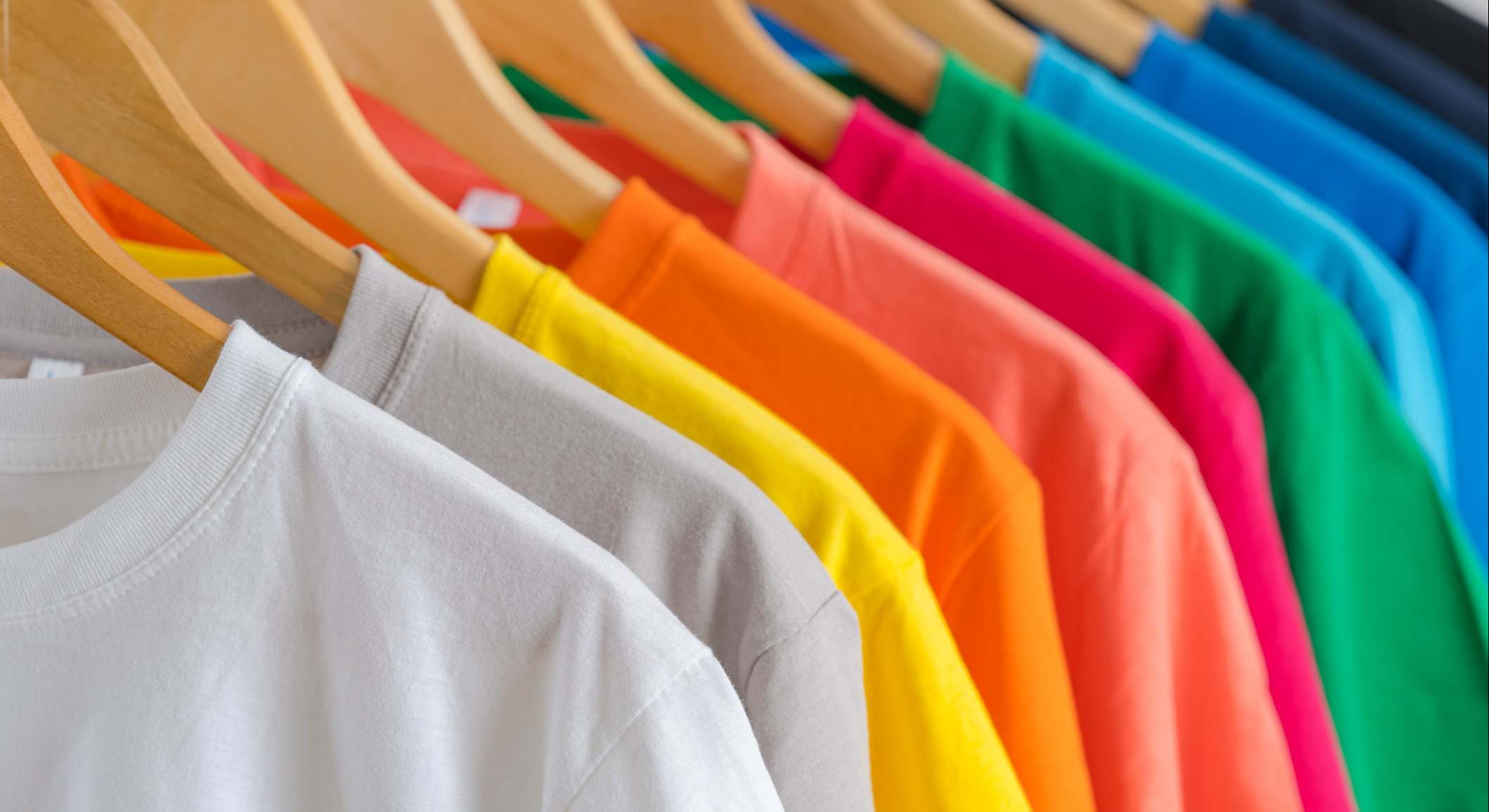 Primer plano de camisetas coloridas en perchas