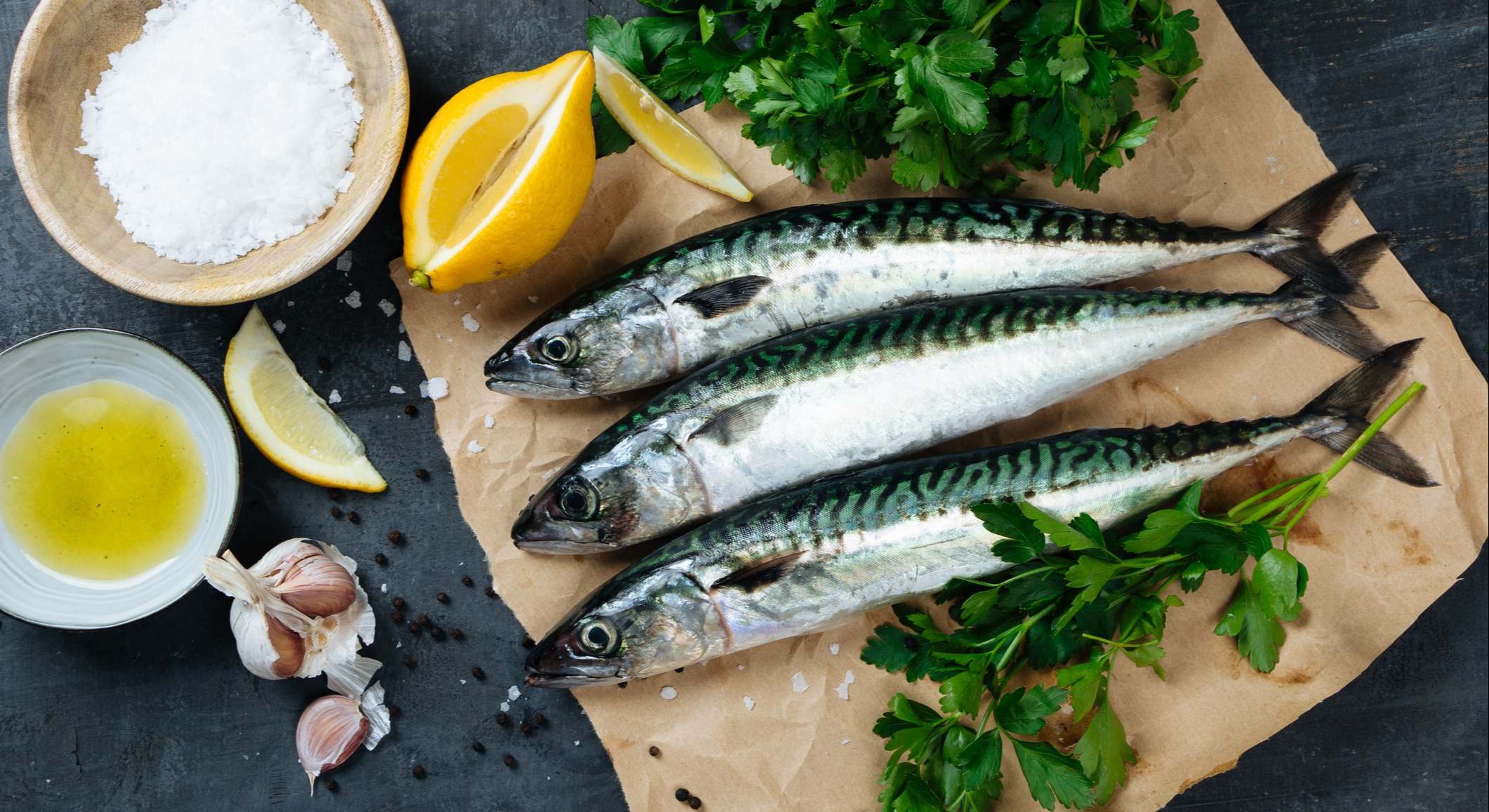Pescado caballa fresca con ingredientes para cocinar