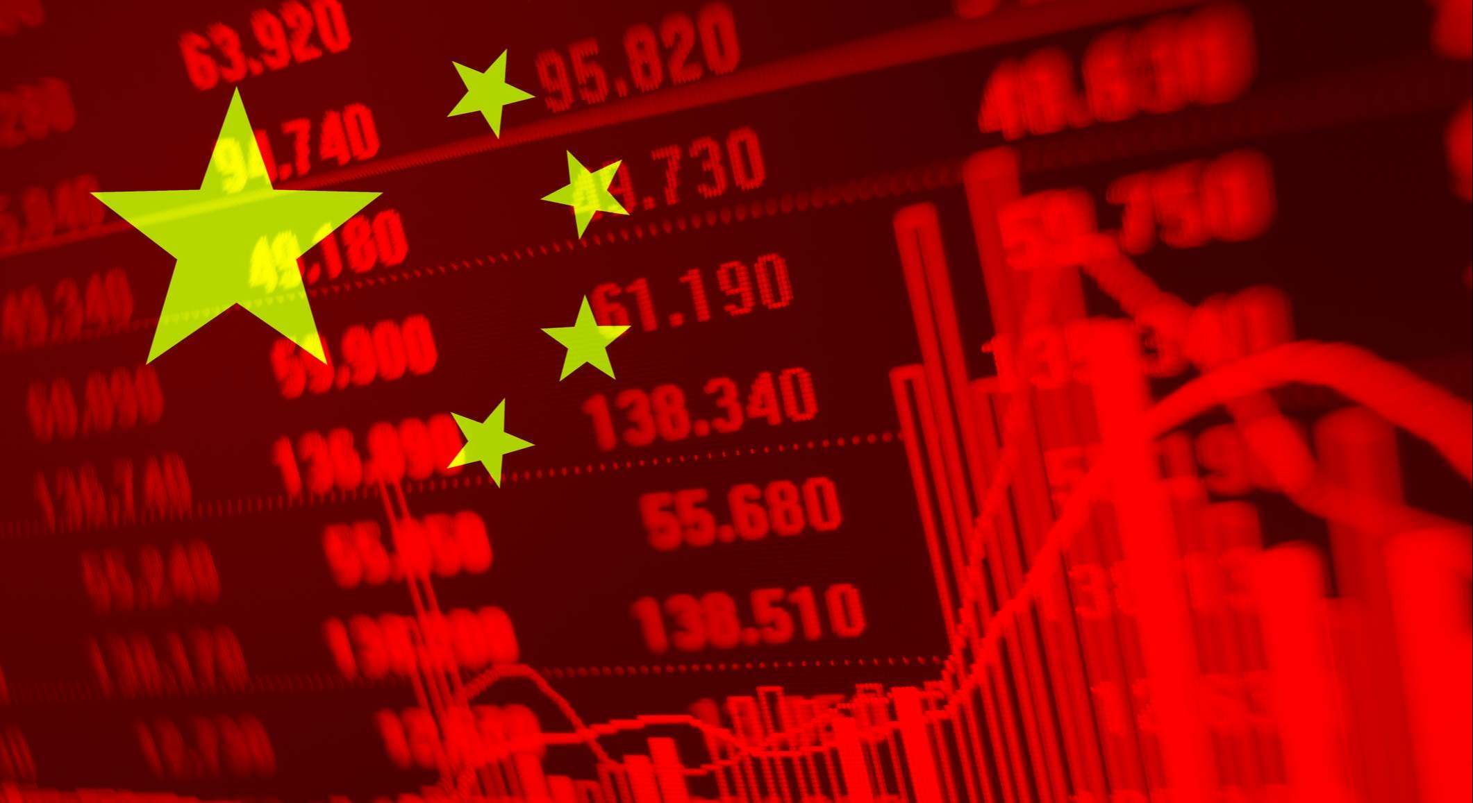 La bandera de China superpuesta a un fondo rojo de cotizaciones