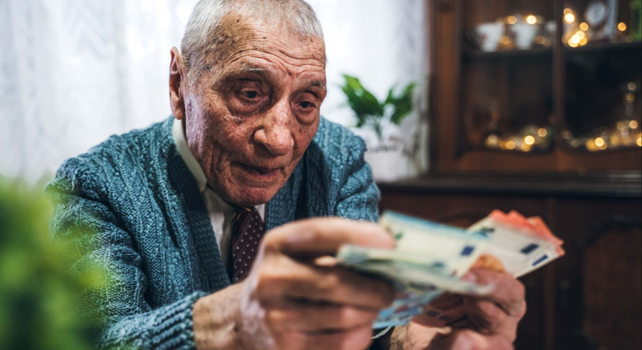Un hombre mayor contando dinero