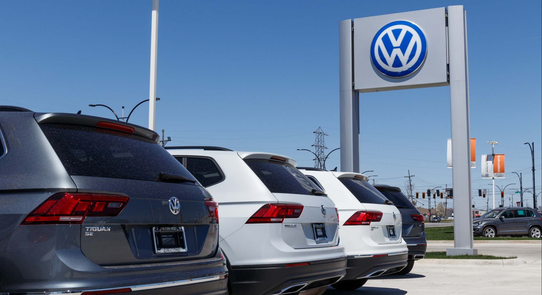Coches en un concesionario de Volkswagen | iStock