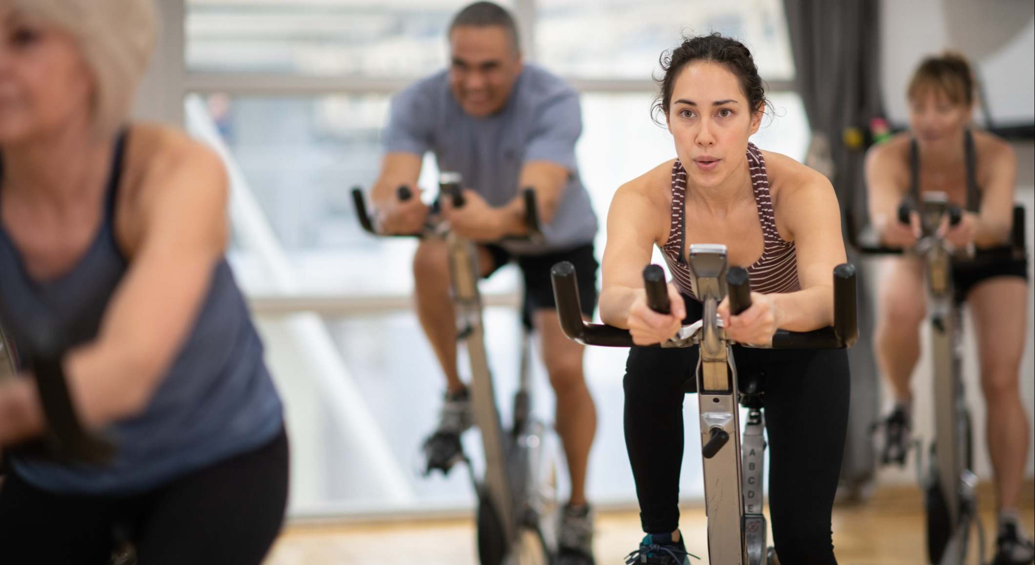 Grupo de personas haciendo spinning en una sala