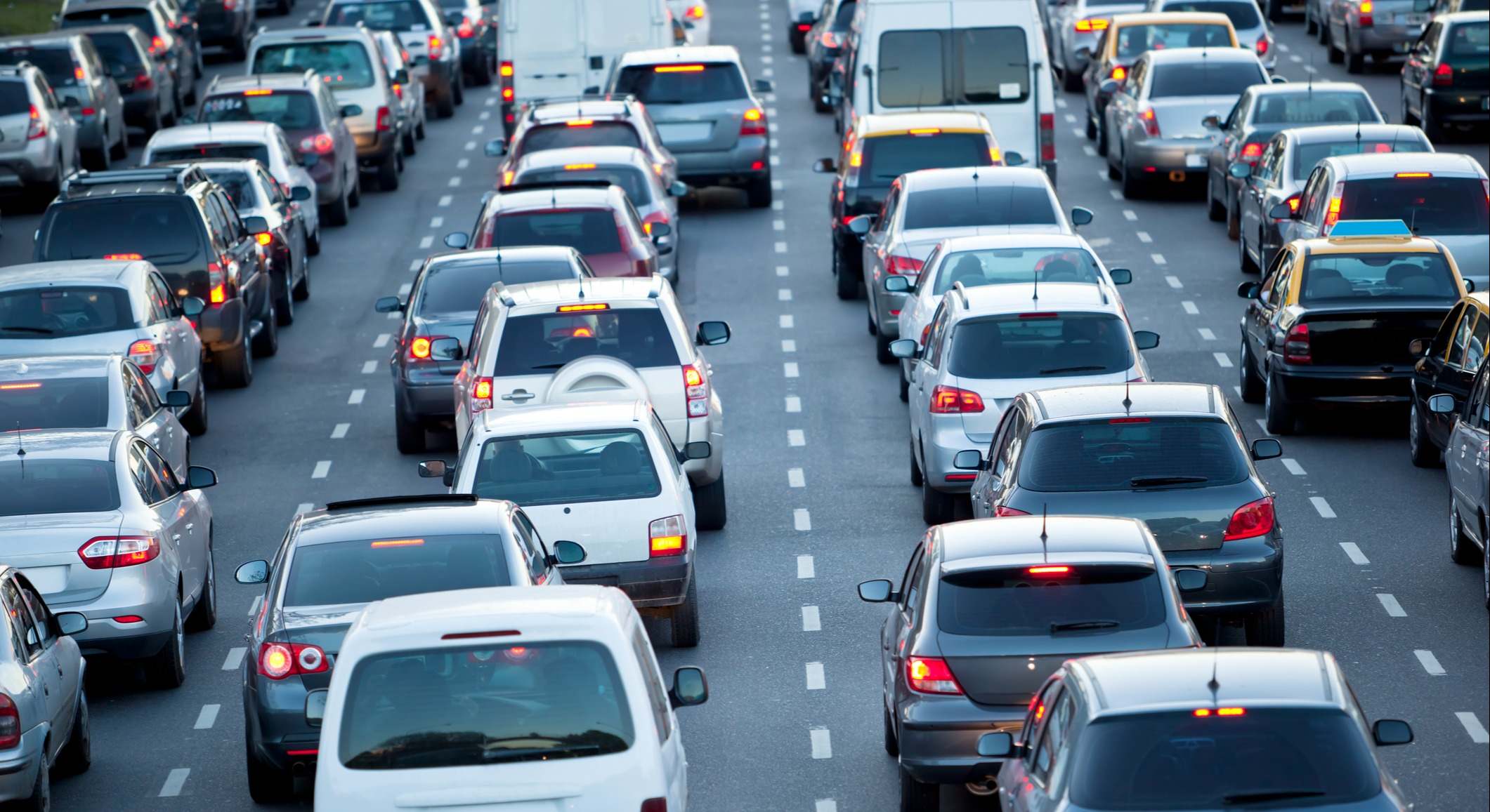 Carretera llena de coches: emisiones contaminantes. / Foto: iStock