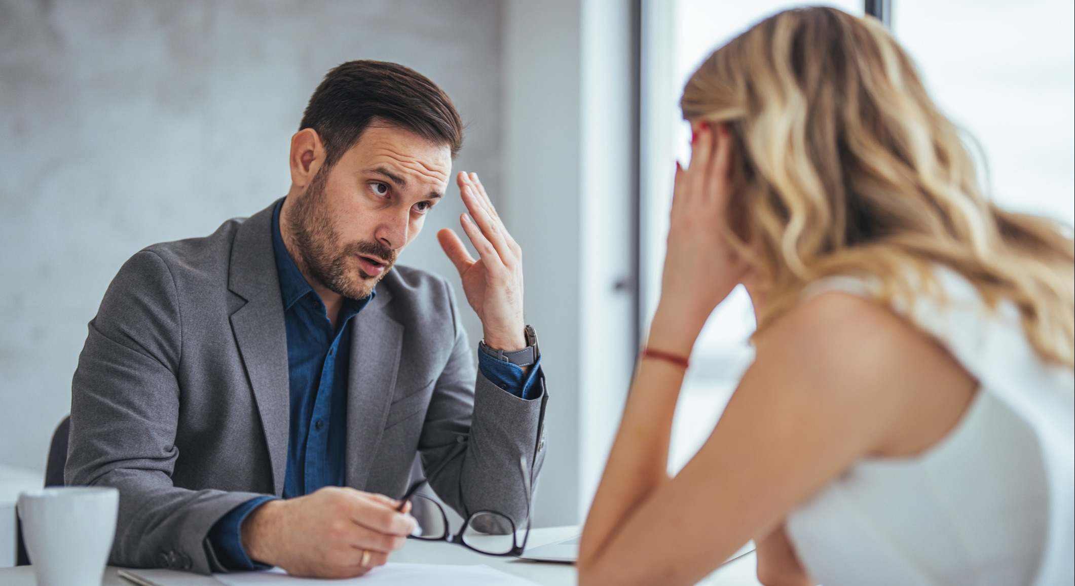Un hombre y una mujer en una entrevista