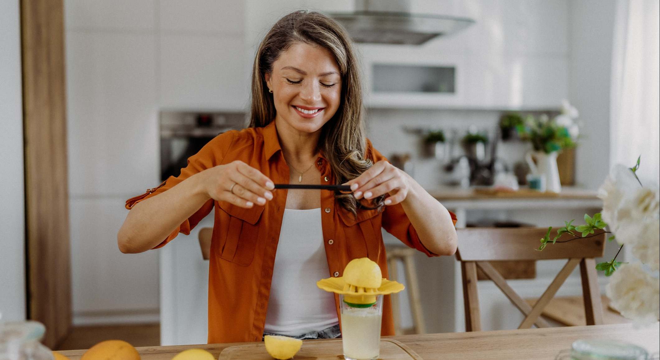 Mujer exprimiendo un limón