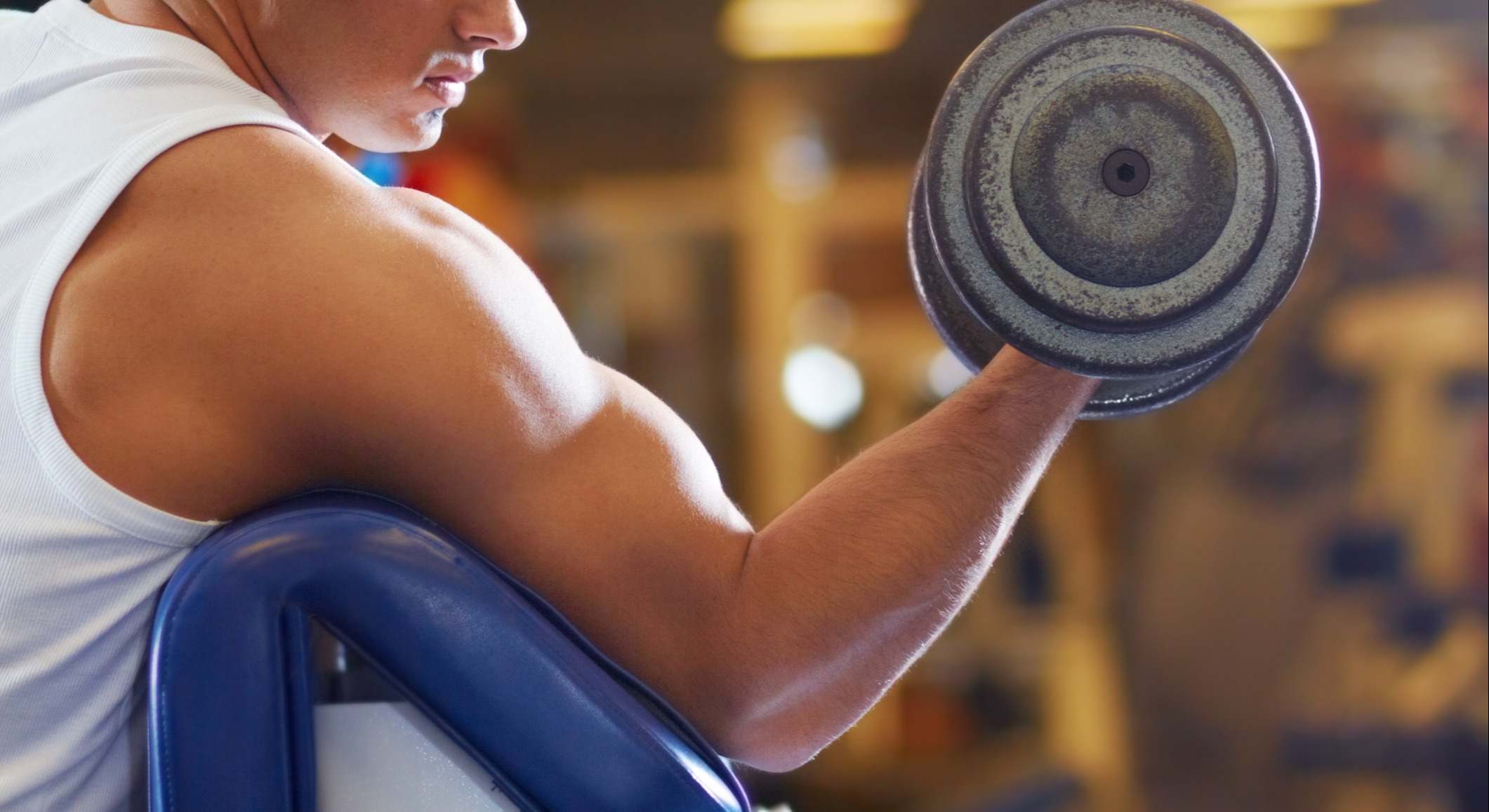 Hombre levantando una pesa en el gimnasio