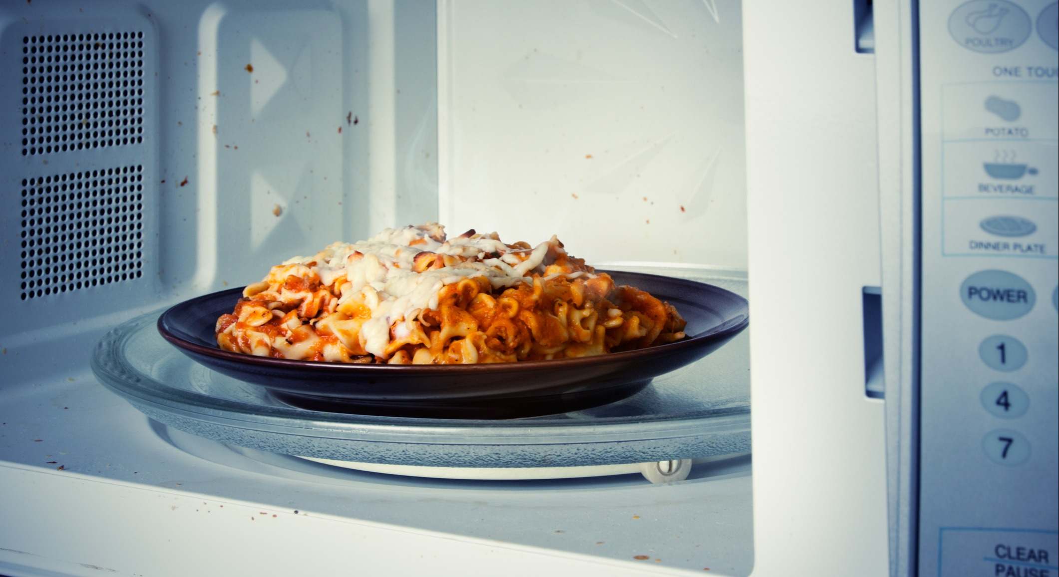 Un plato de pasta en el microondas