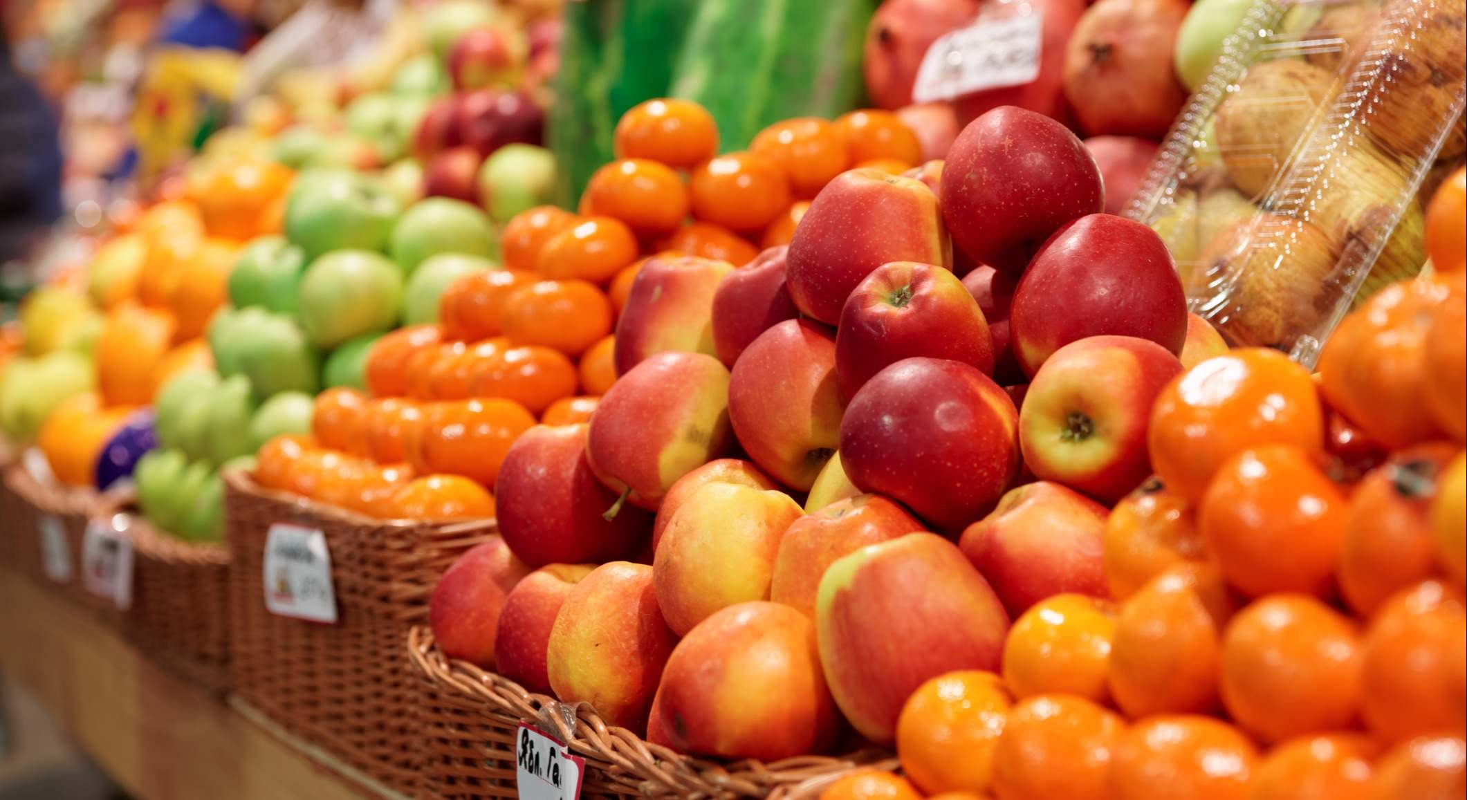 Frutas de temporada en el lineal del supermercado. / Foto: iStock