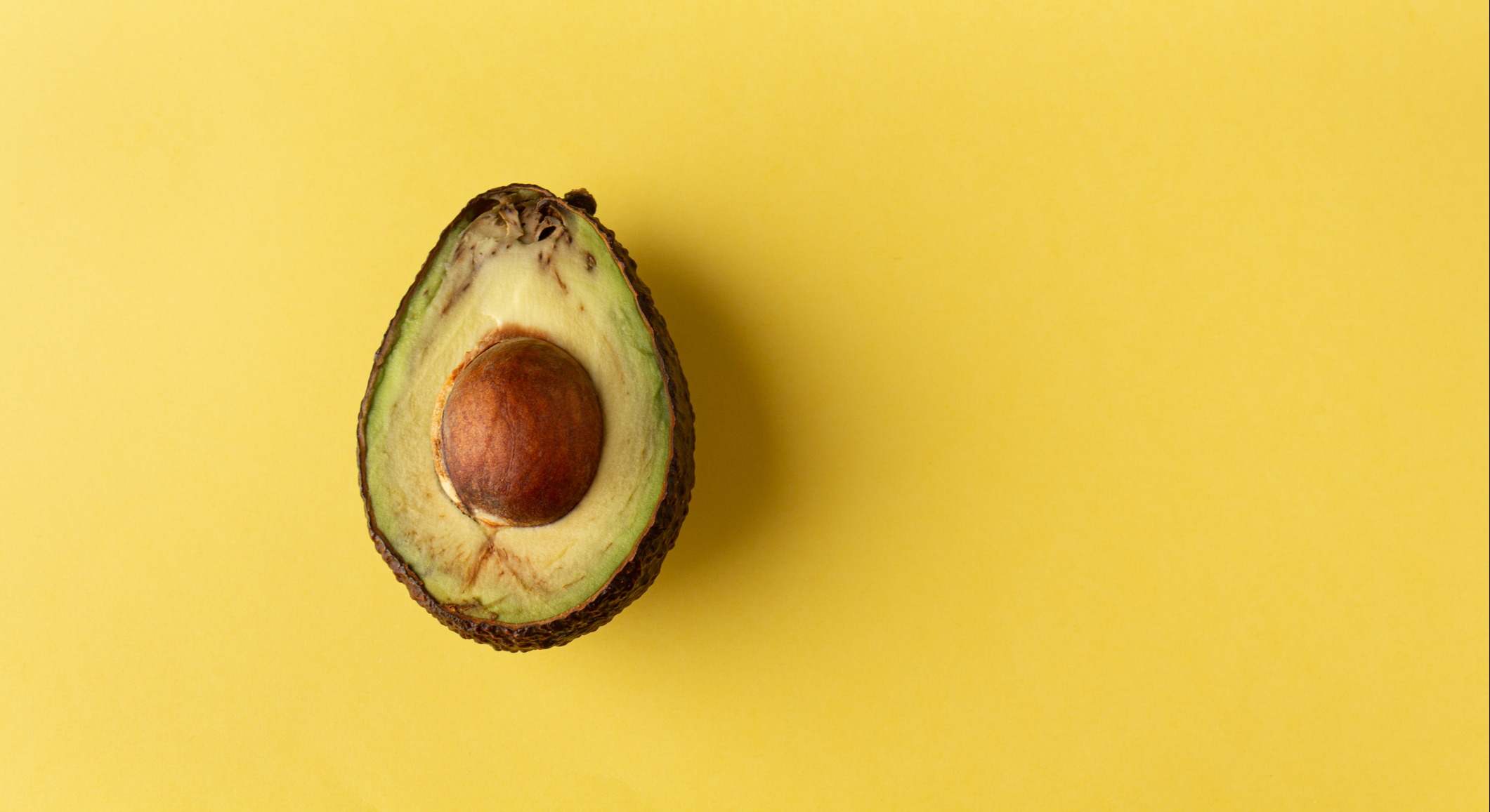 Aguacate sobre un fondo amarillo