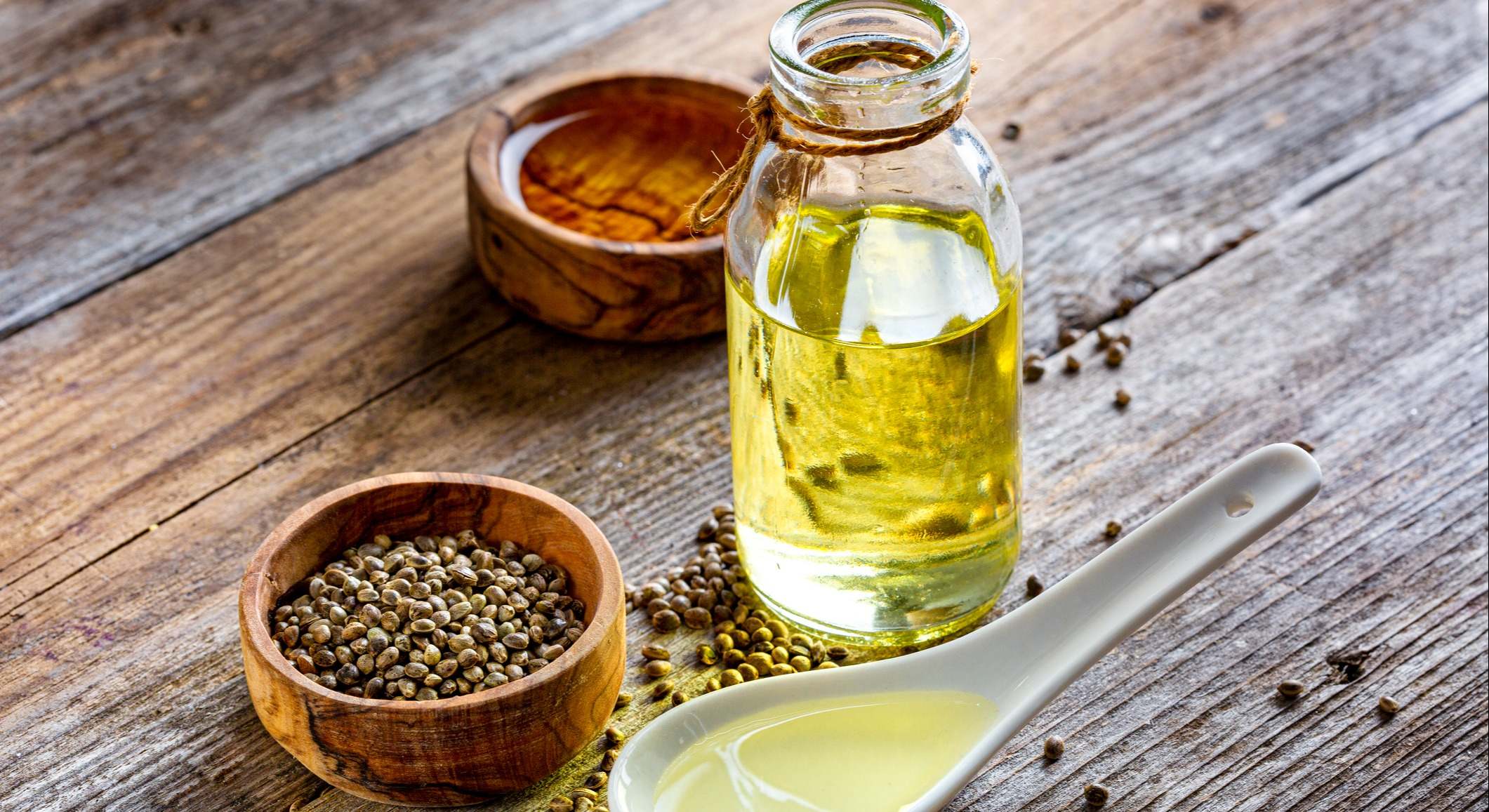 Aceite de cocina y cuchara sobre mesa de madera