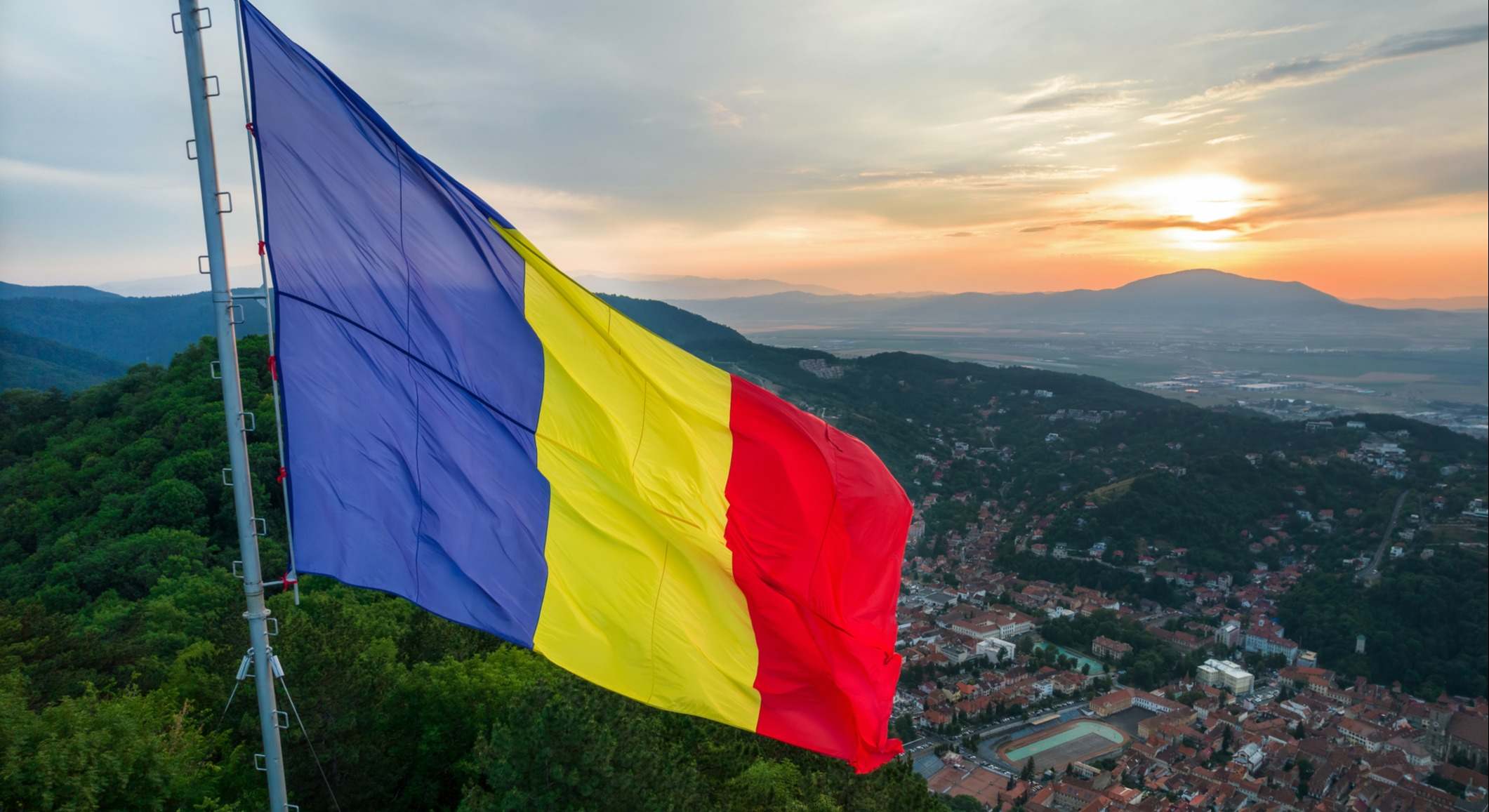 La bandera de Rumanía ondeando