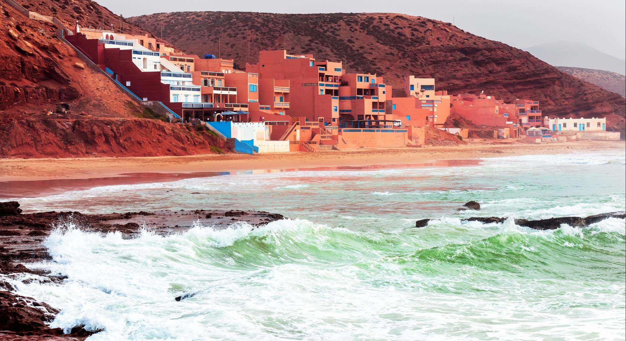 La playa de Sidi Ifni con casas de colores naranjas