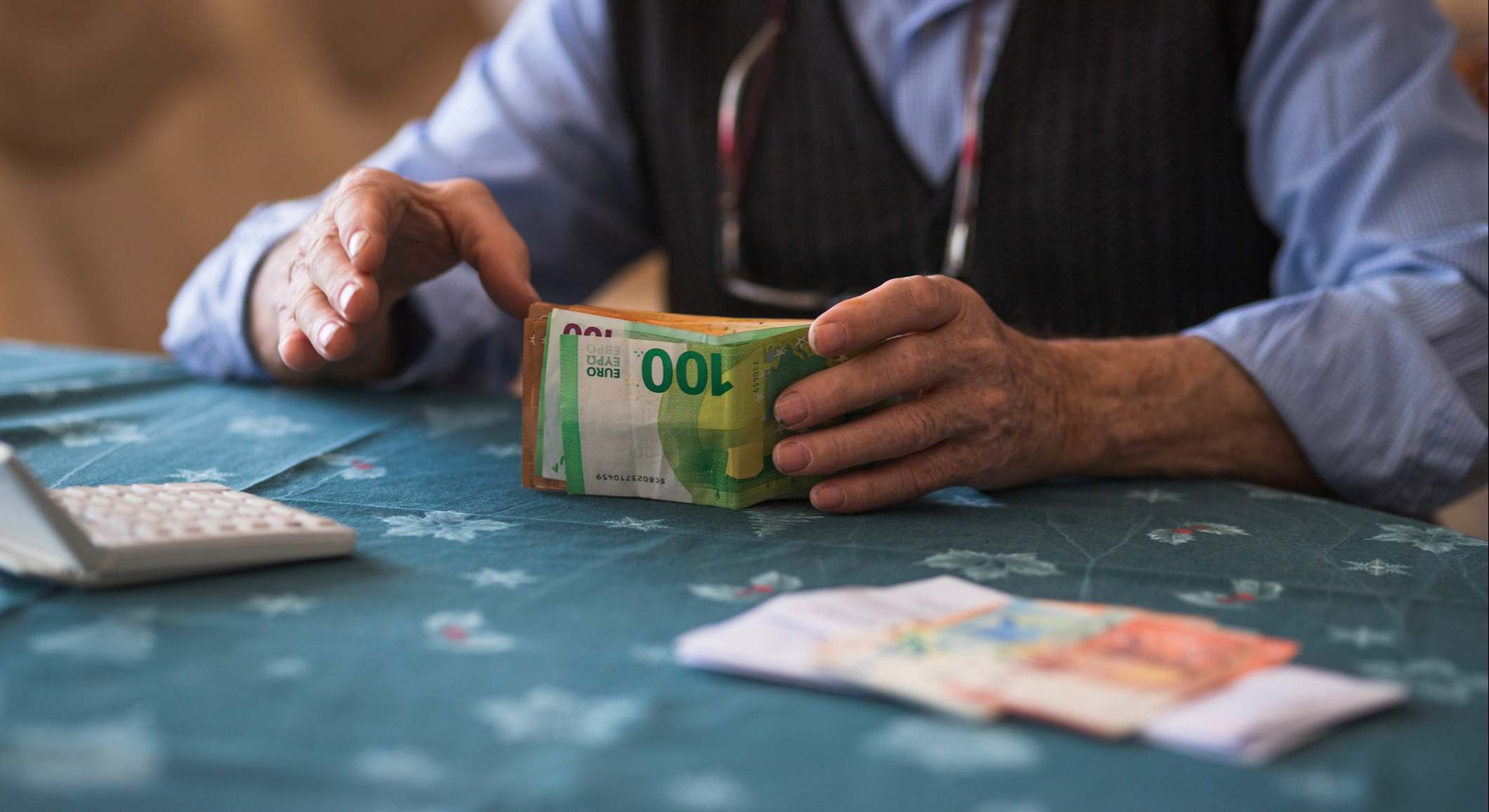 Persona mayor contando dinero