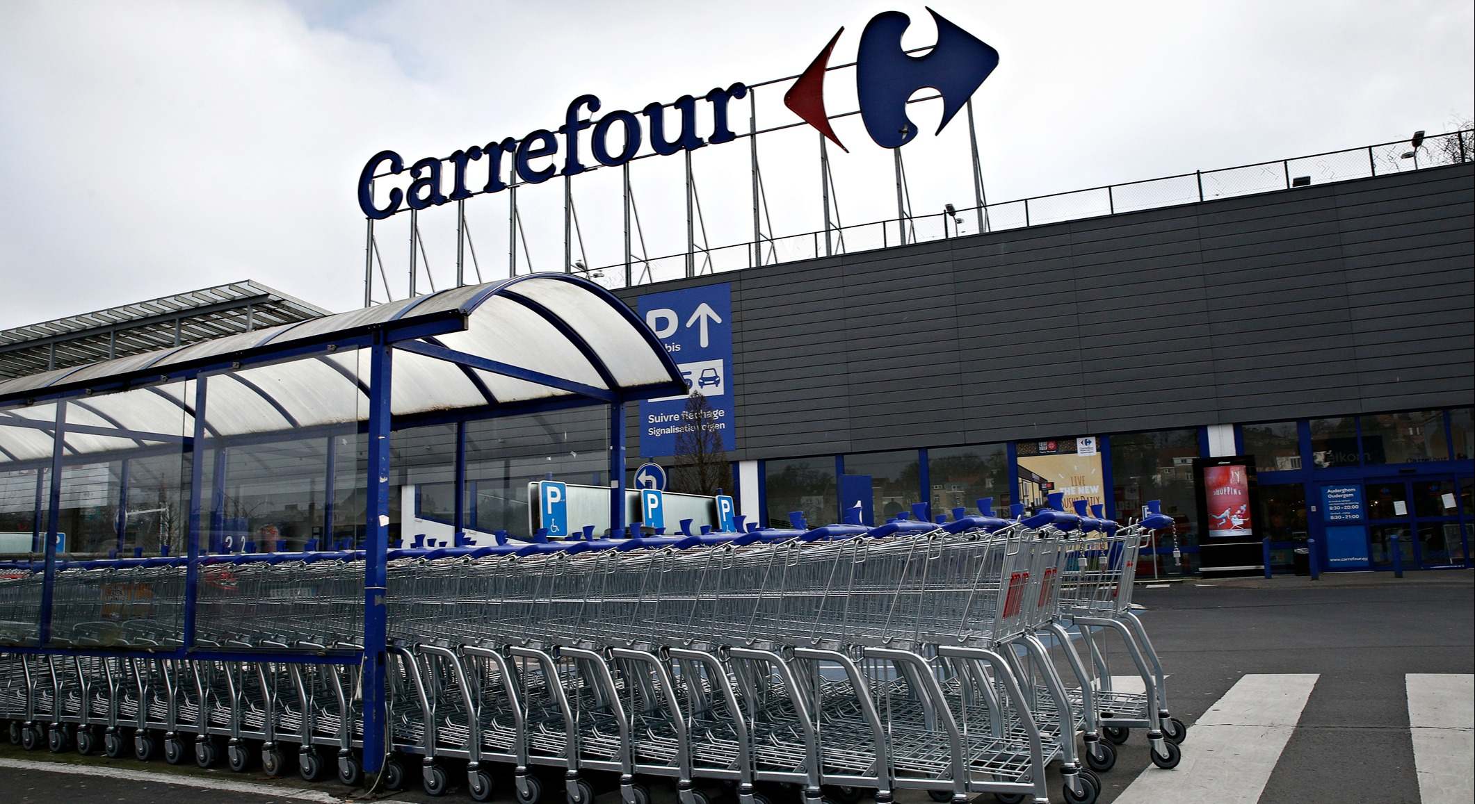 Carros de la compra en un parking de un supermercado Carrefour