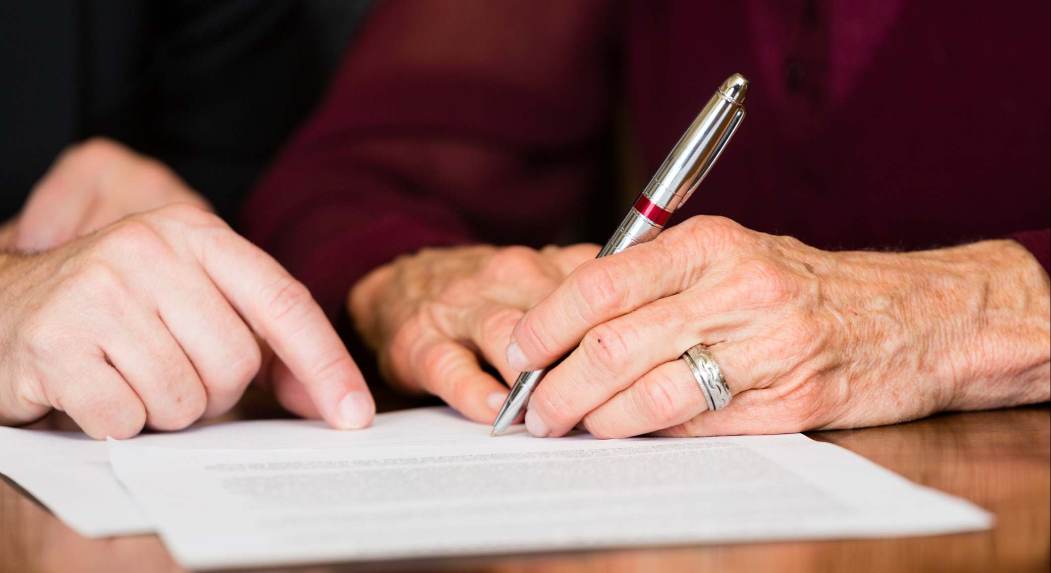 Una persona mayor firma un testamento. / Foto: iStock