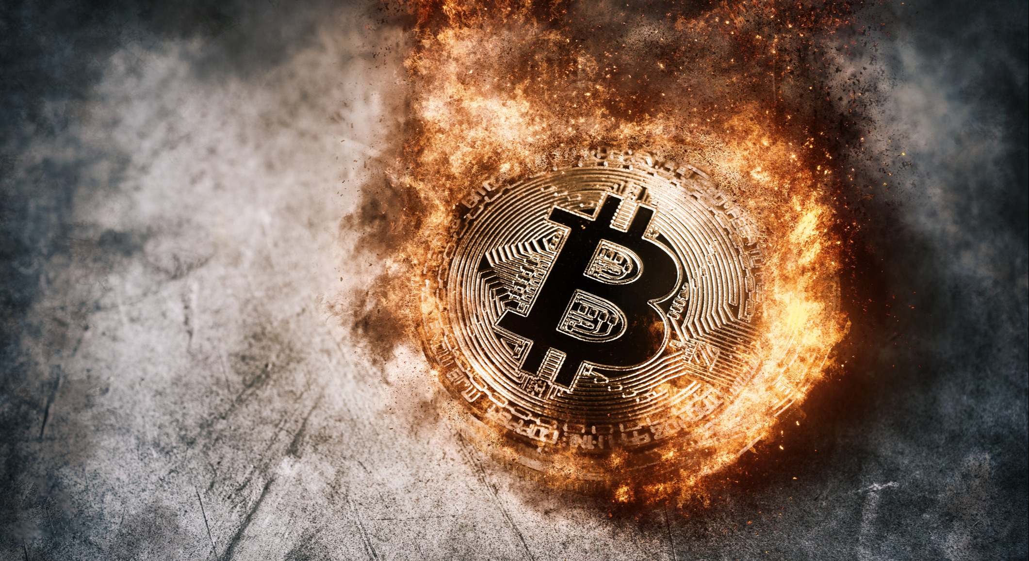 Una representación del bitcoin en llamas.