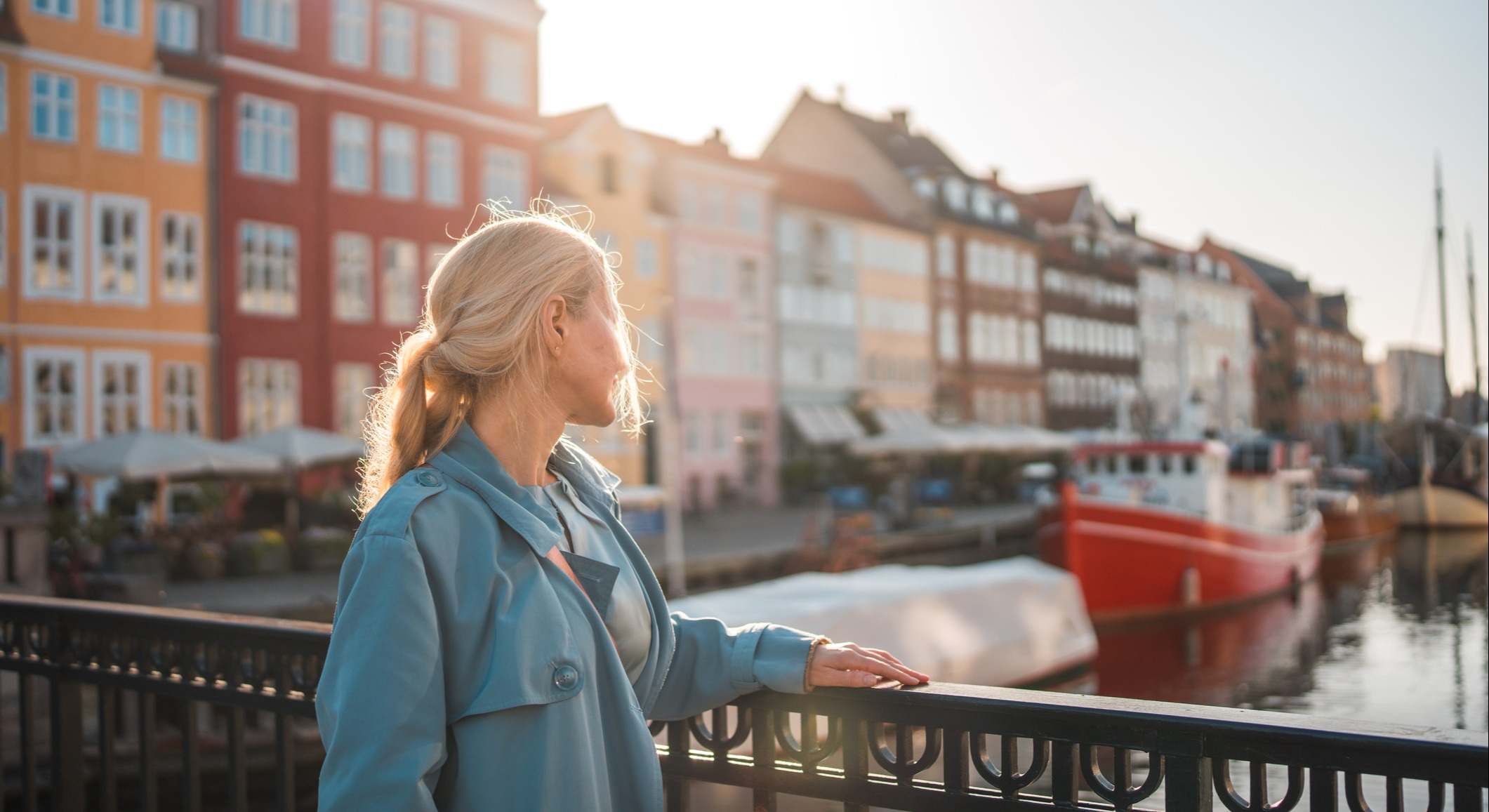 Una mujer caucásica encantada captura la magia de la orilla del río de Copenhague