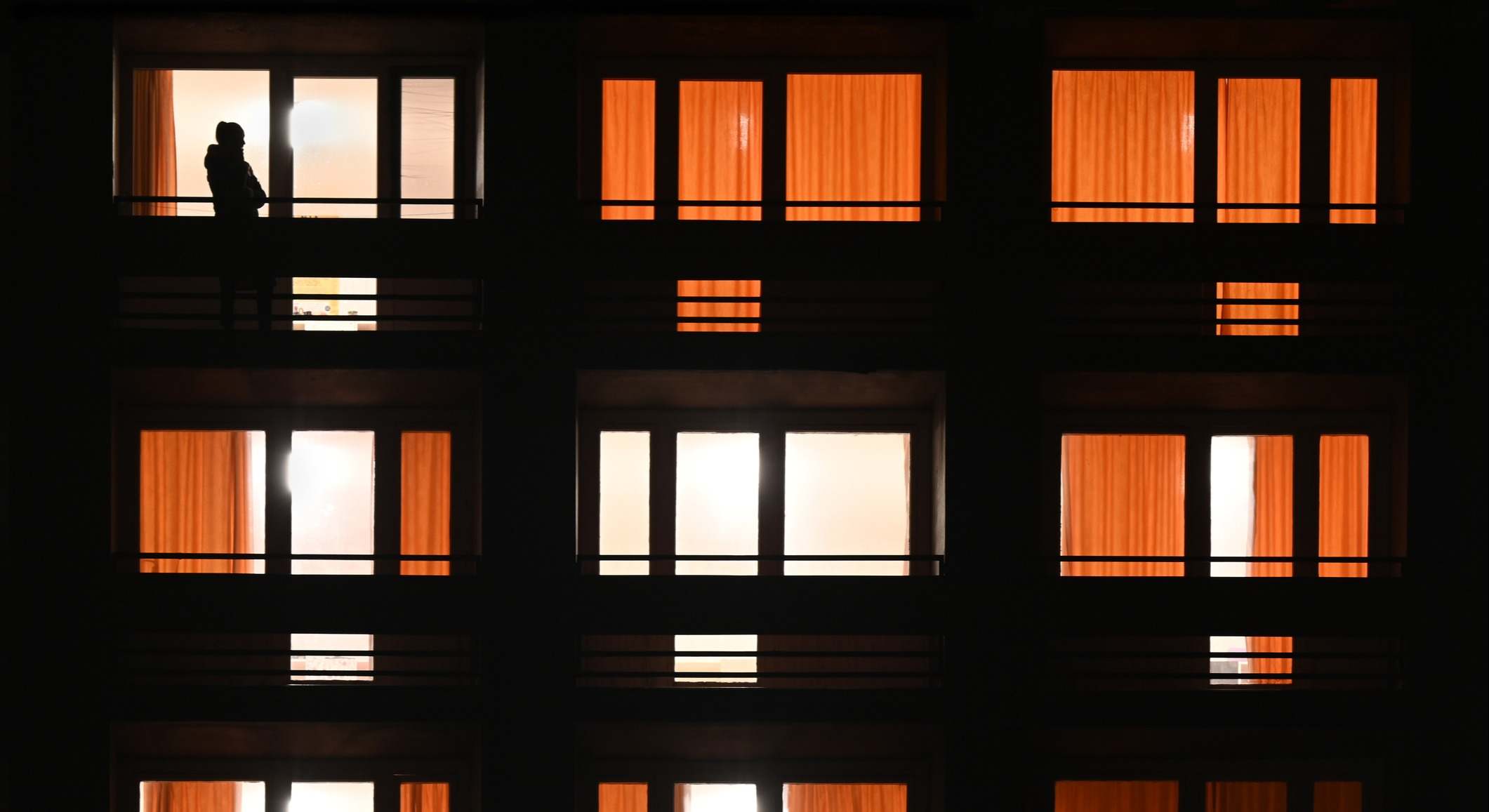 Edificio con las ventanas abiertas