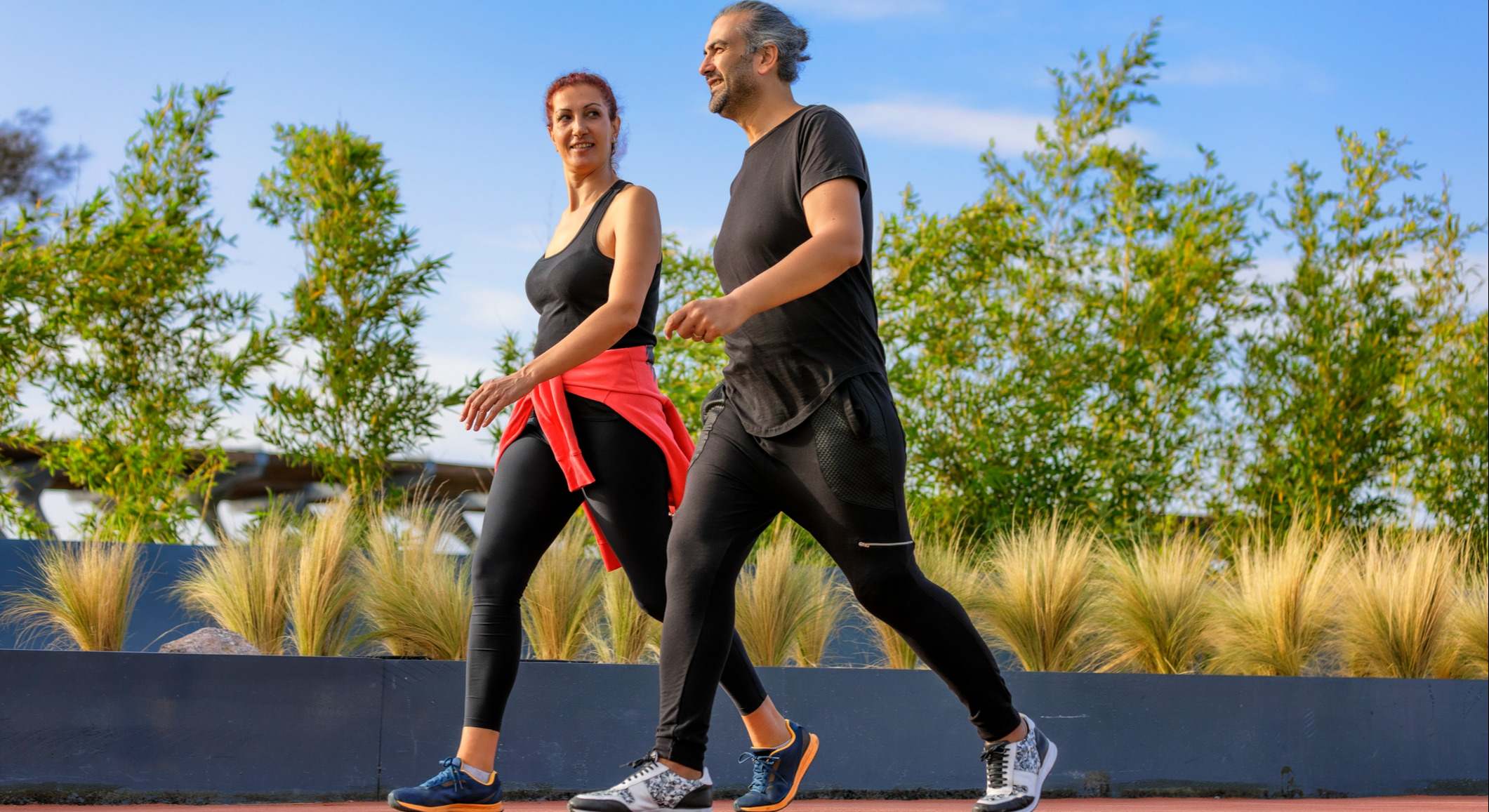 Pareja caminando en un parque