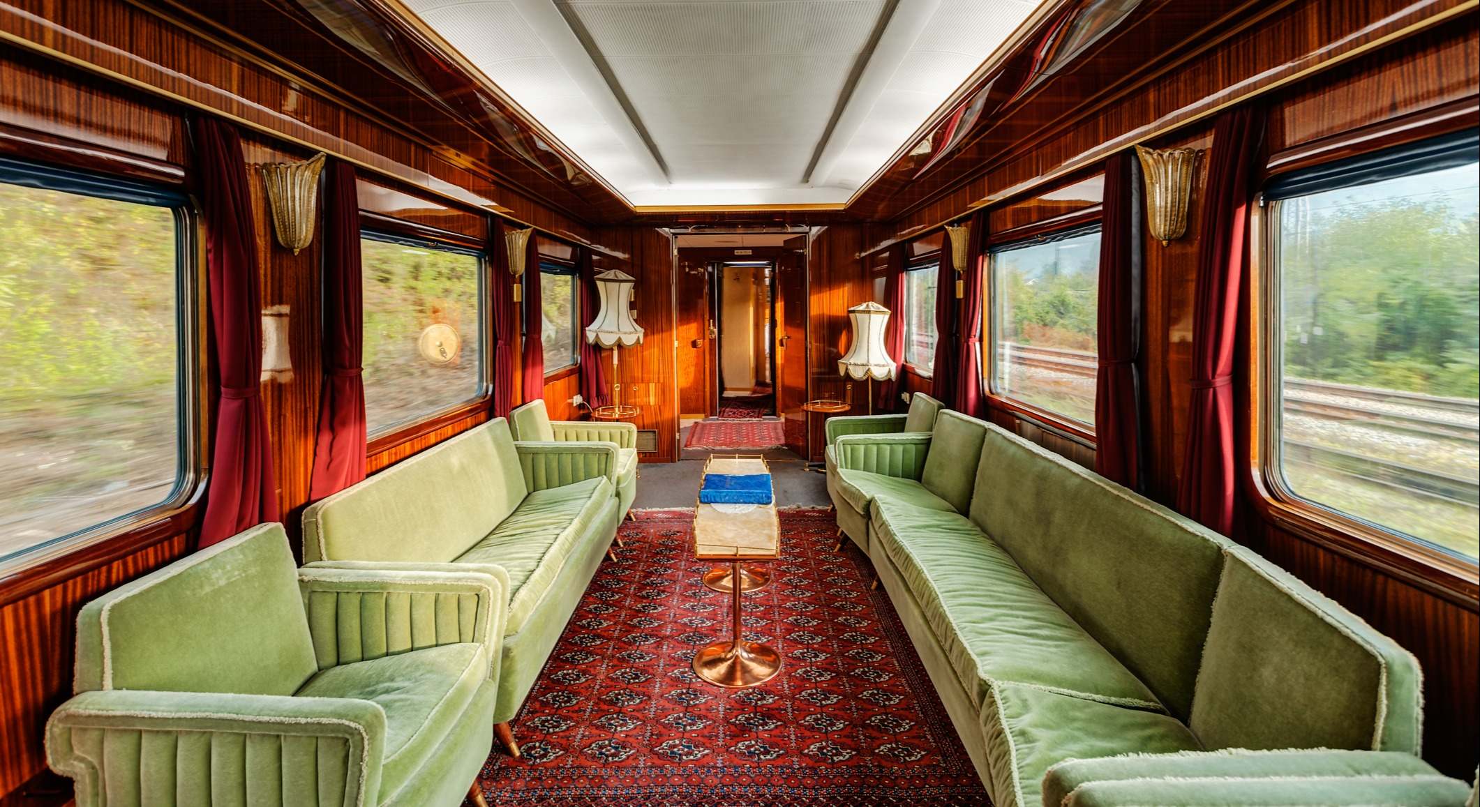 Interior de un tren de lujo.