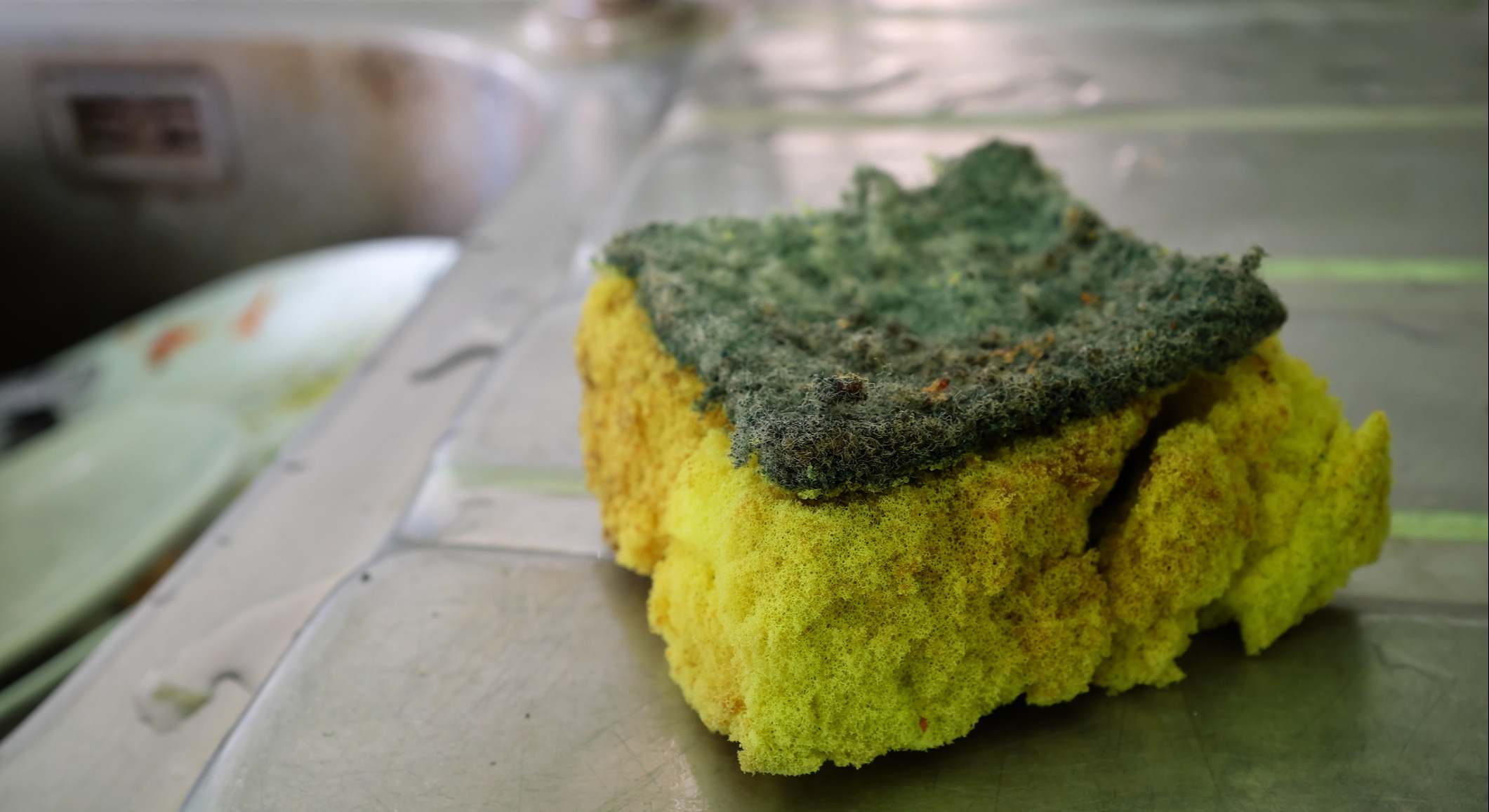 Esponja de cocina sucia