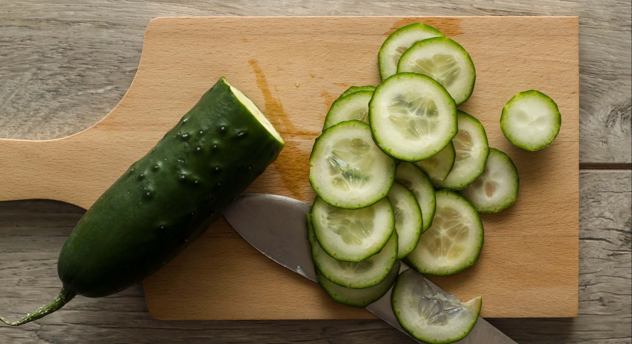 Rodajas de pepino sobre una tabla de cortar
