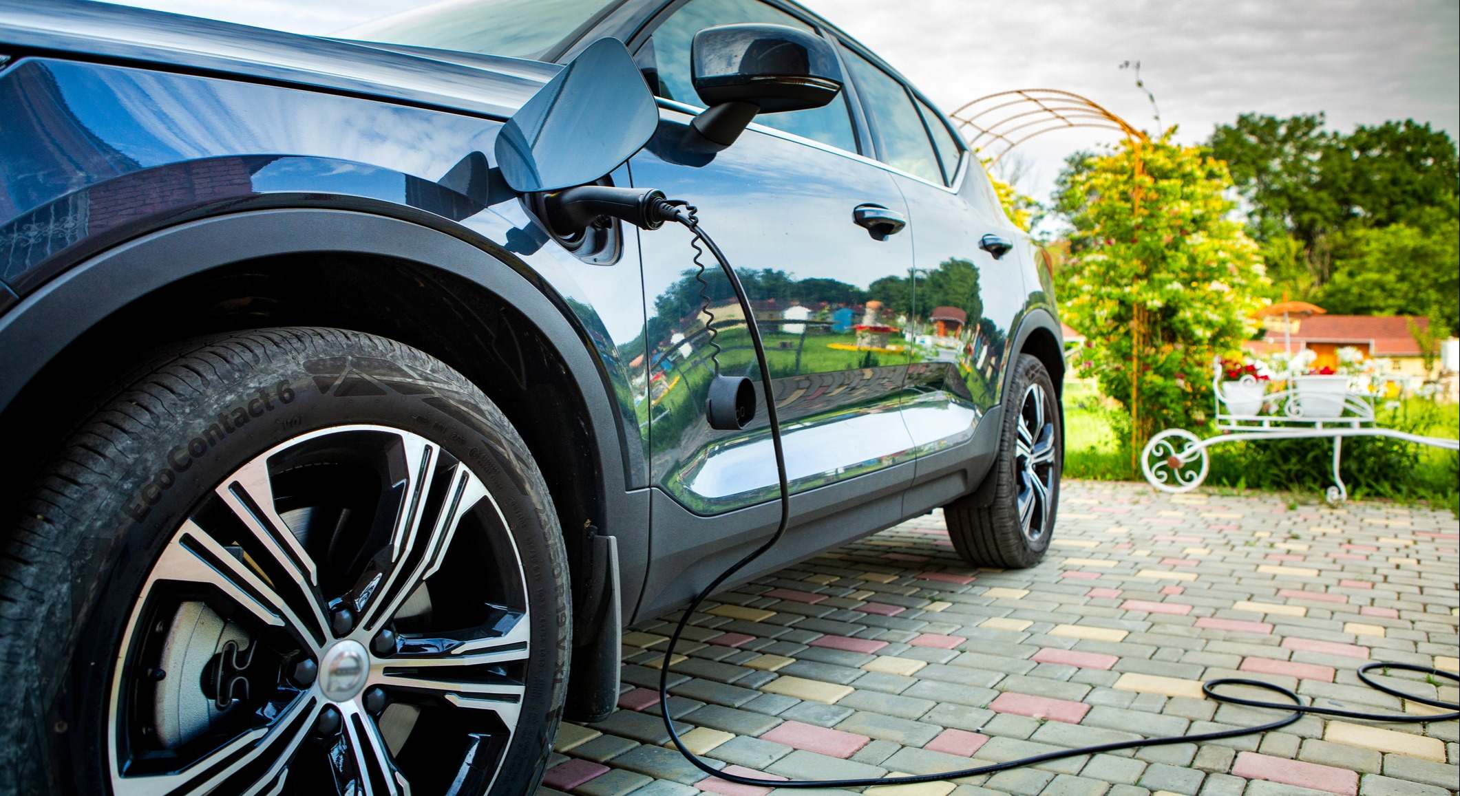 Coche eléctrico cargando
