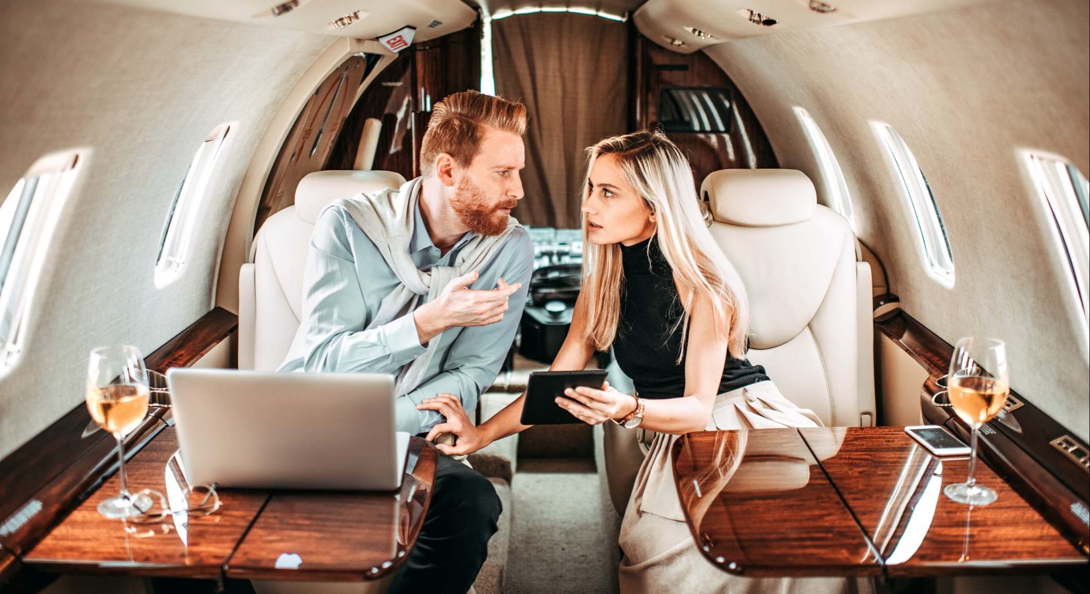 Pareja montada en un jet privado