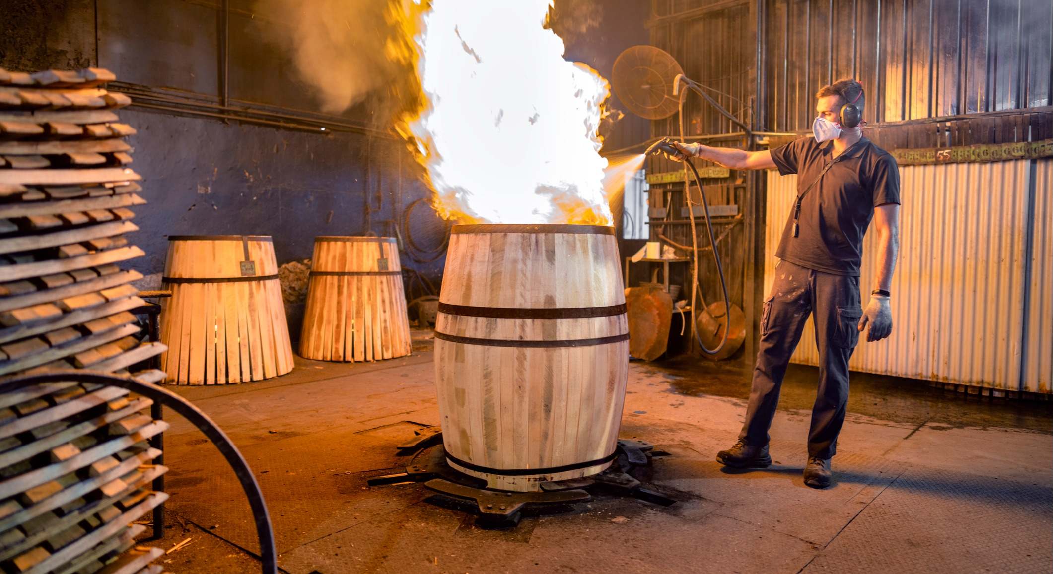 Un trabajador de una tonelería de Jerez