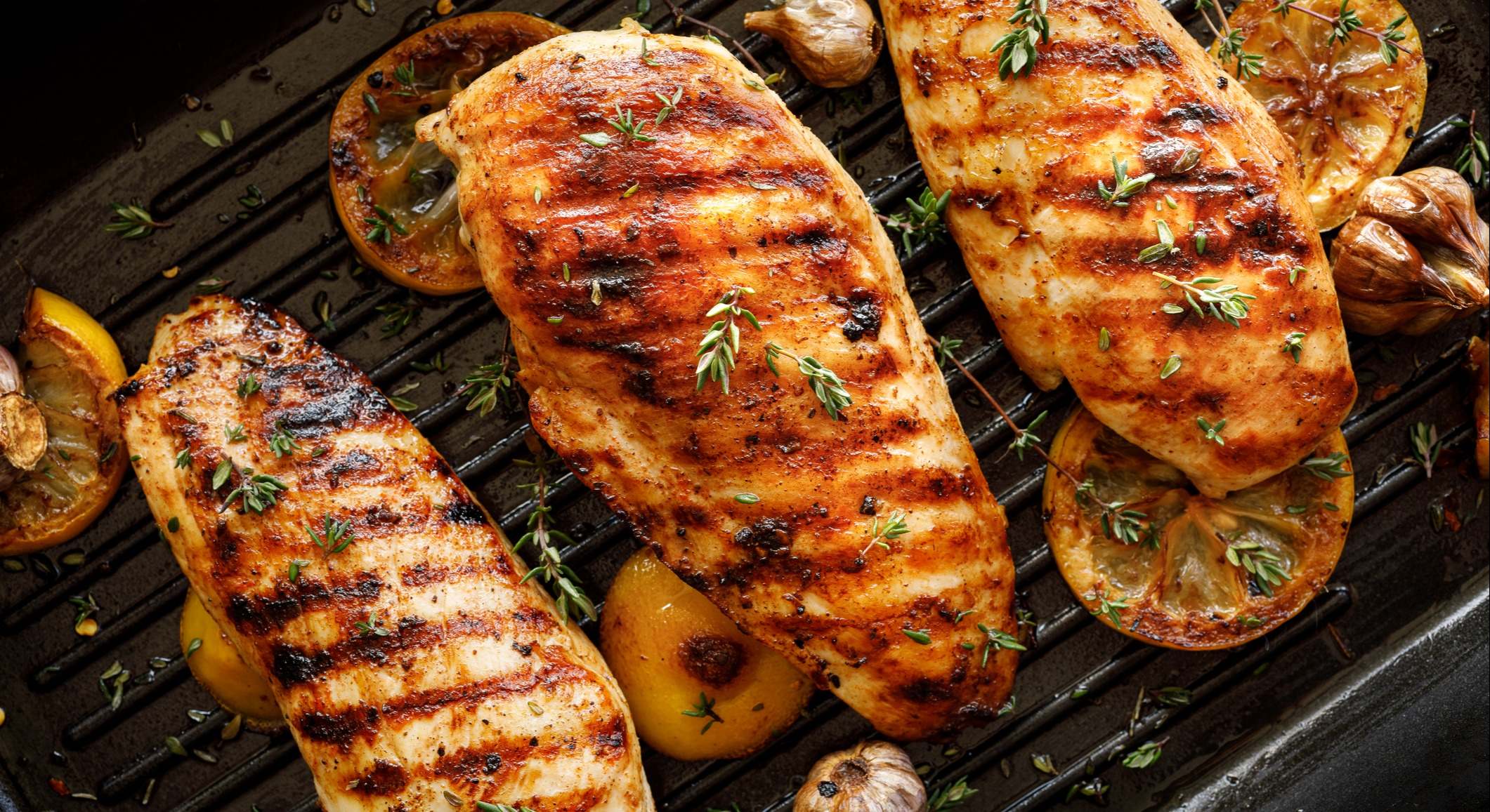 Filetes de pechuga de pavo en una plancha