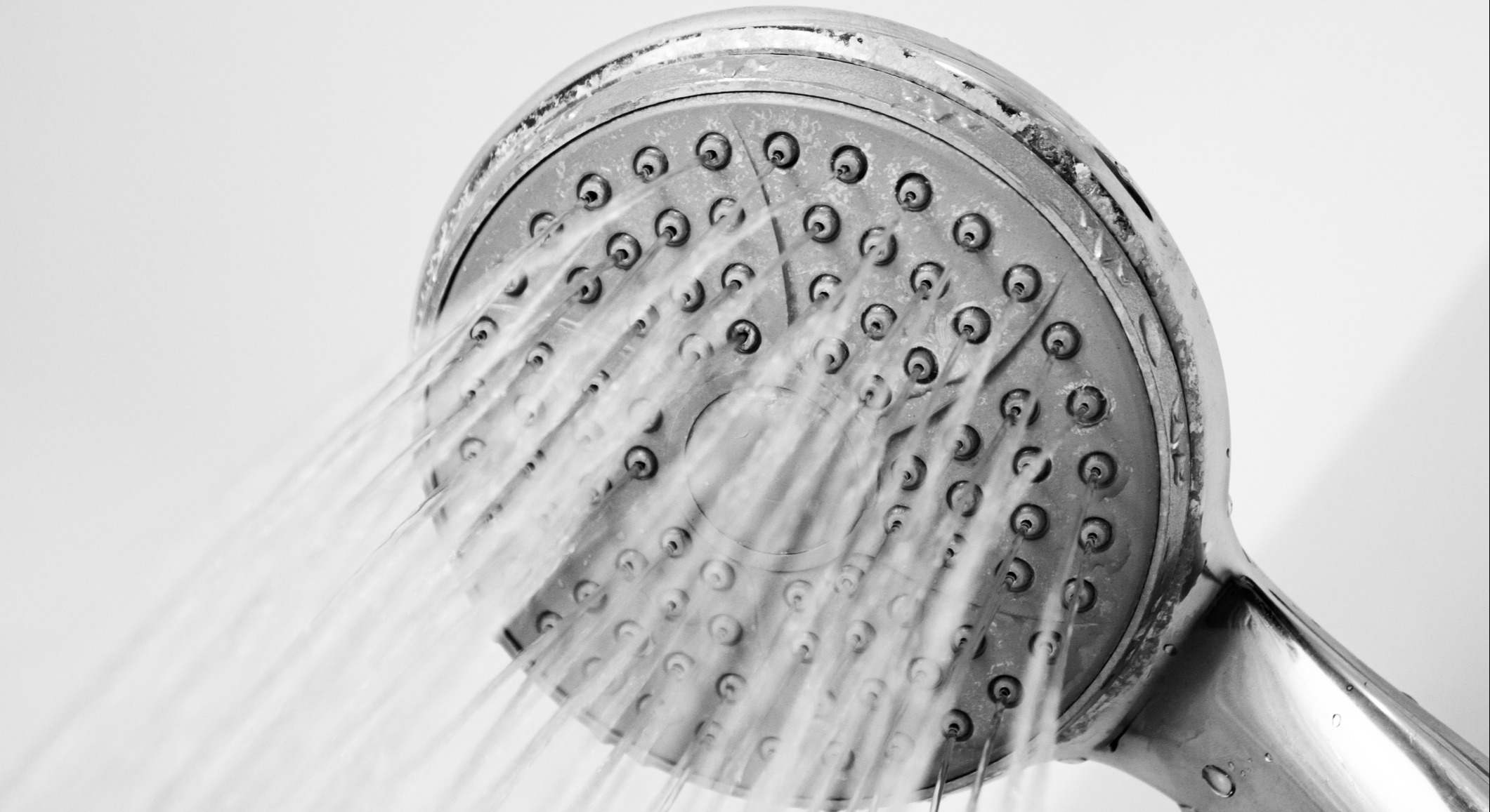 Agua saliendo de una ducha con cal. / Foto: iStock