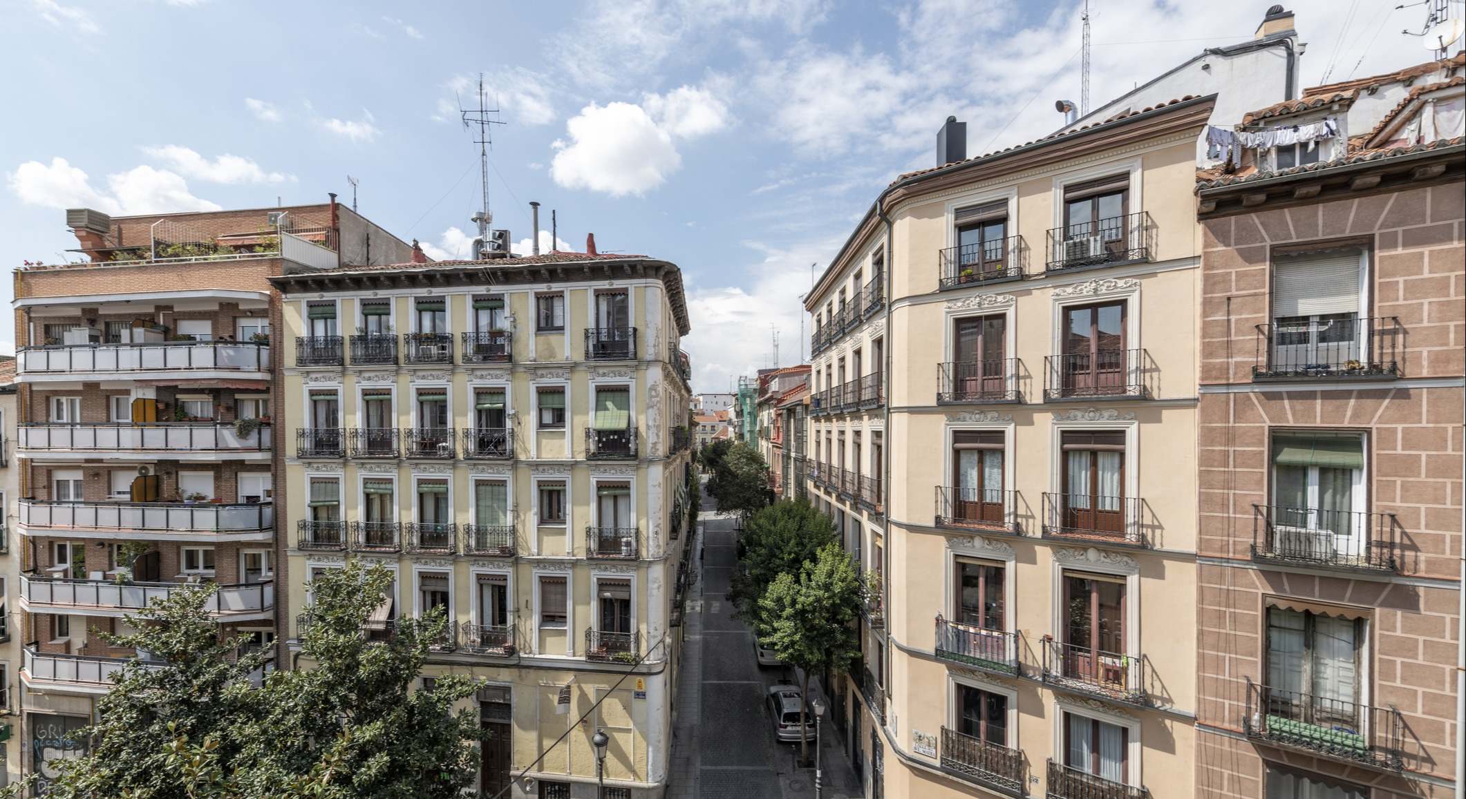 Fachadas de edificios antiguos en el barrio de Lavapiés