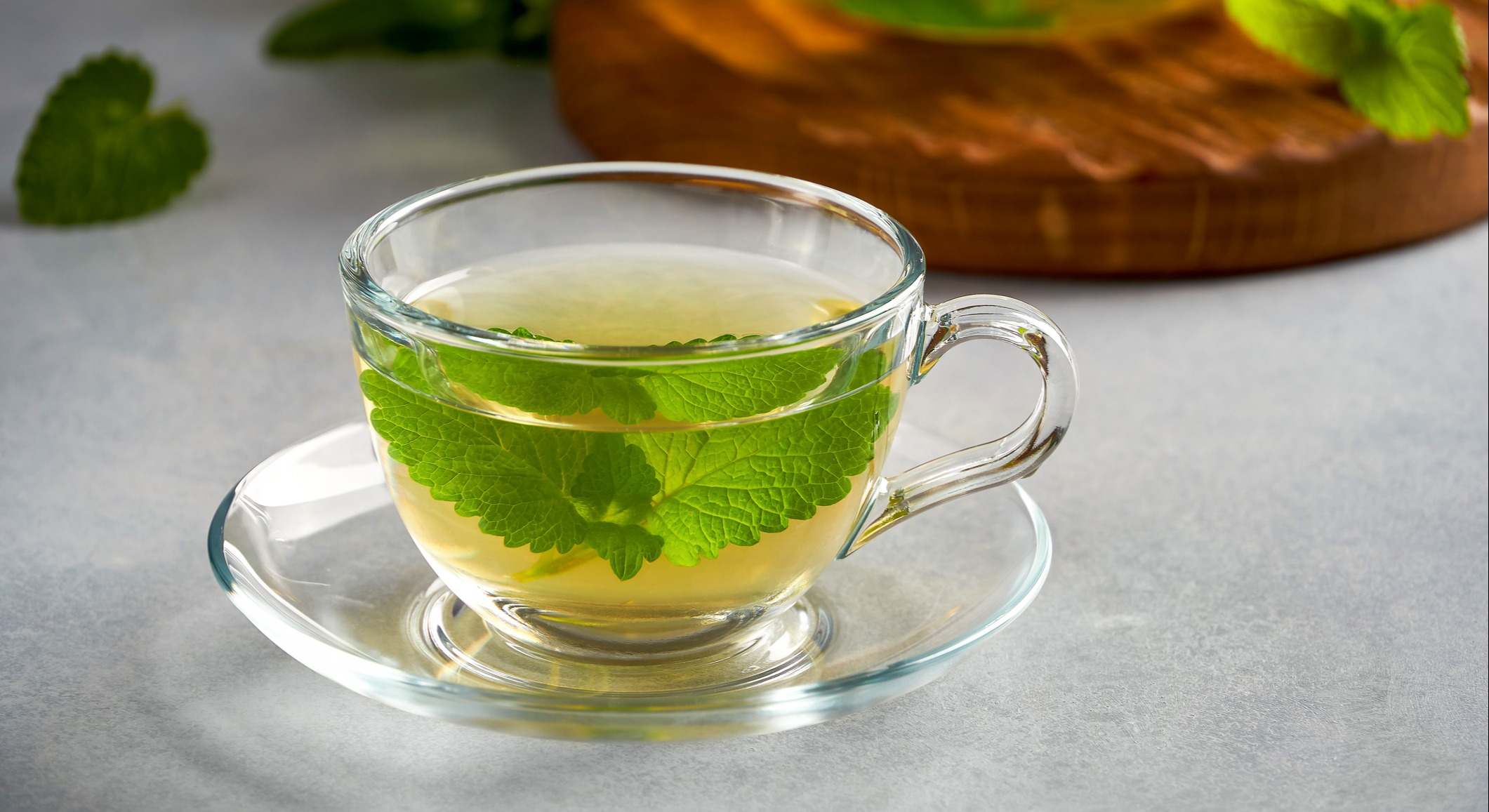 Infusión de melisa natural fresca en taza de vidrio