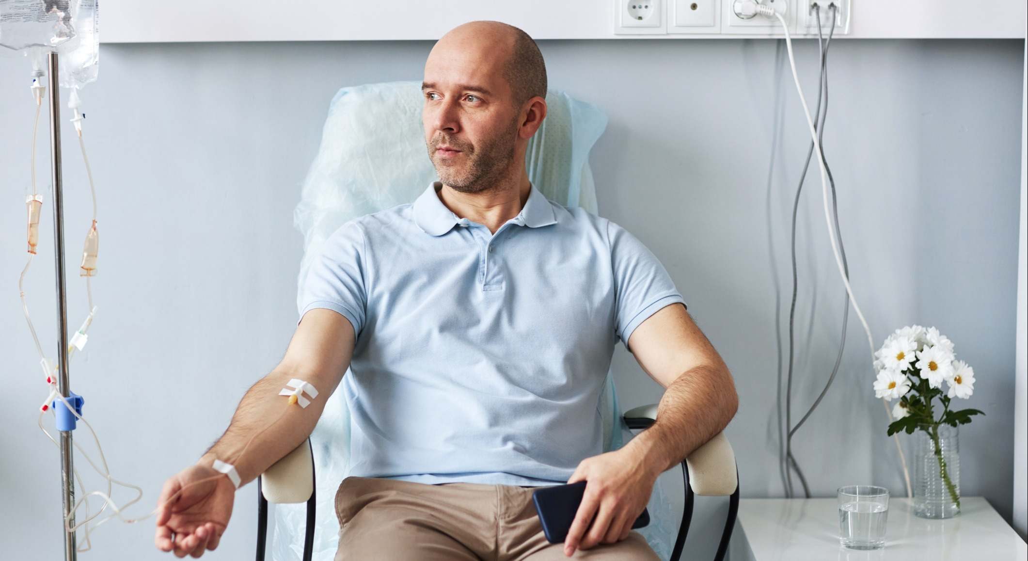 Un hombre recibiendo quimioterapia