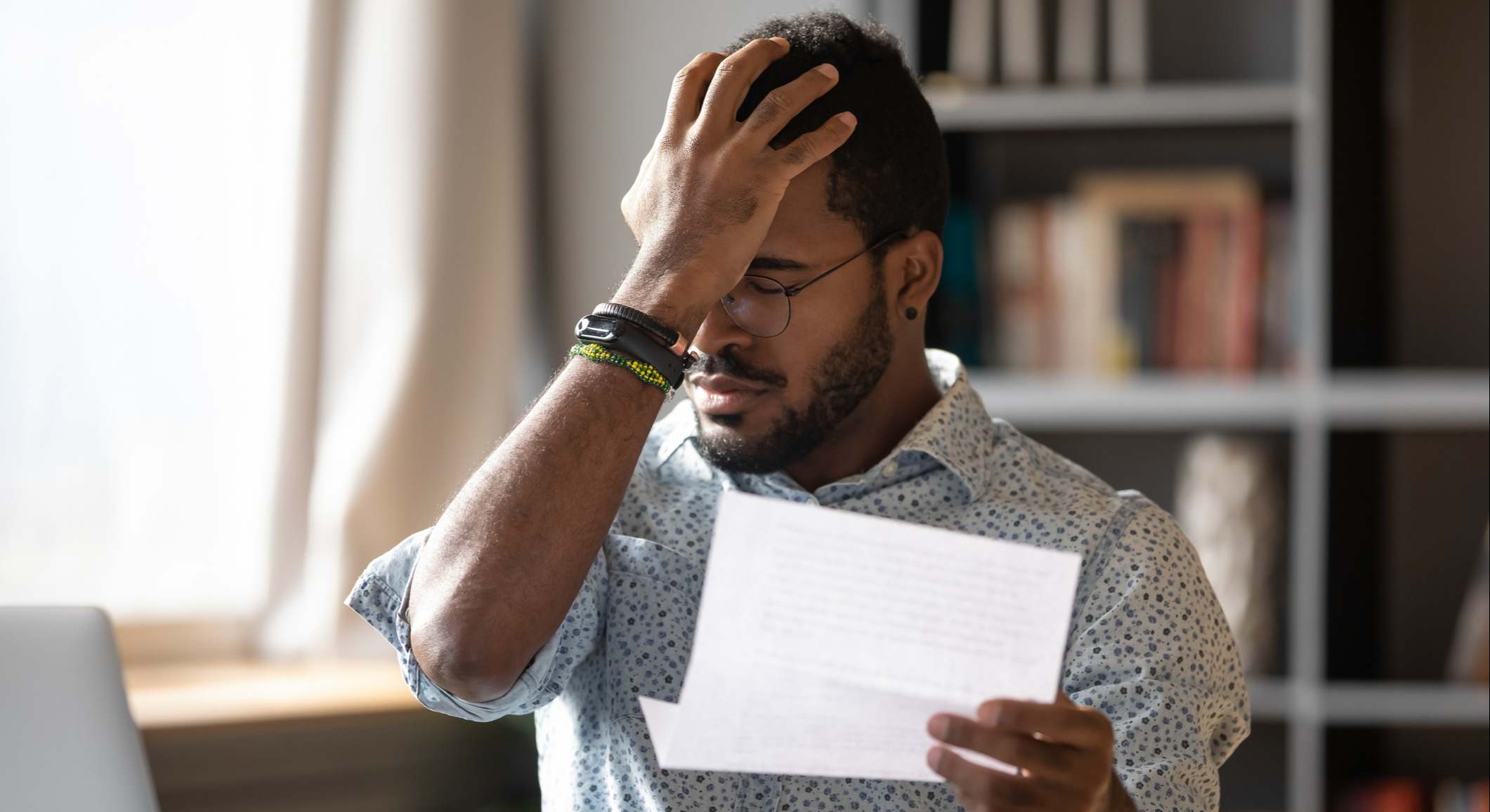 Un trabajador tramitando la baja laboral por enfermedad. / Foto: iStock