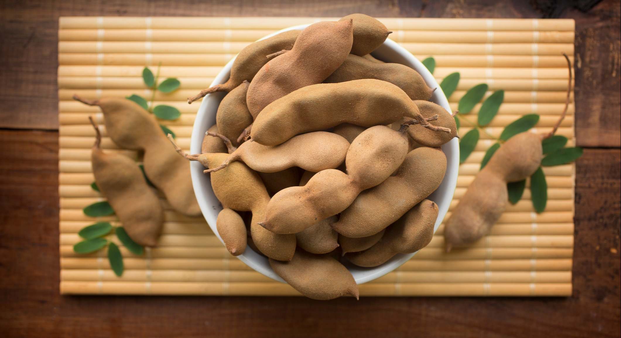 Fruta del tamarindo en un cuenco encima de una mesa